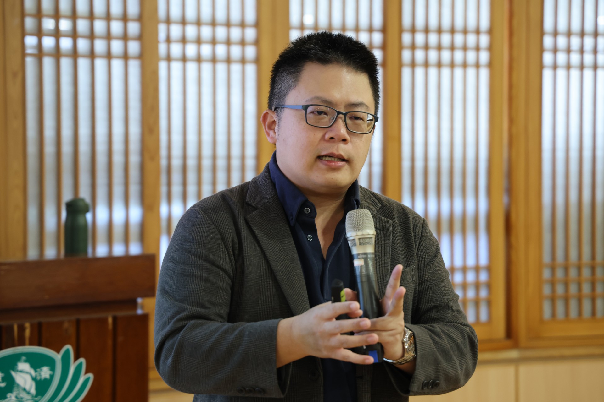 路易法律事務所蔡菘萍律師表示，職場暴力可分為肢體、言語、心理及性騷擾等形式，對象可能是同事、主管、服務對象或外部人士等等。而調查過程中最關鍵的是「證據」，完整紀錄與通報程序是確保公平處理的重要基礎。