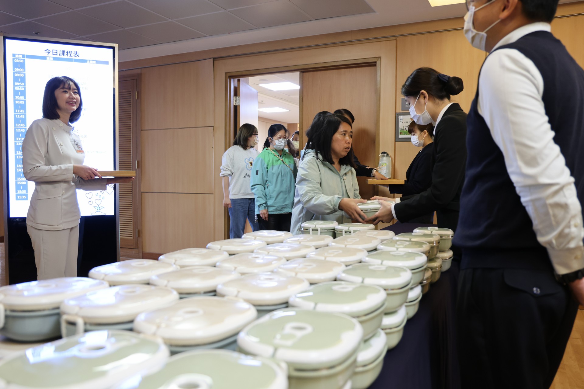 課程的午餐和點心由花蓮慈院委託蔬食外送平台VO2蔬氧提供，全面使用非一次性環保餐具。估算共減少約457.5公斤碳排放，相當於保護了五分之一棵已生存二十年的樹。花蓮慈院更邀請與會者將環保理念帶回各自職場，從日常生活做起，共同實踐永續發展。