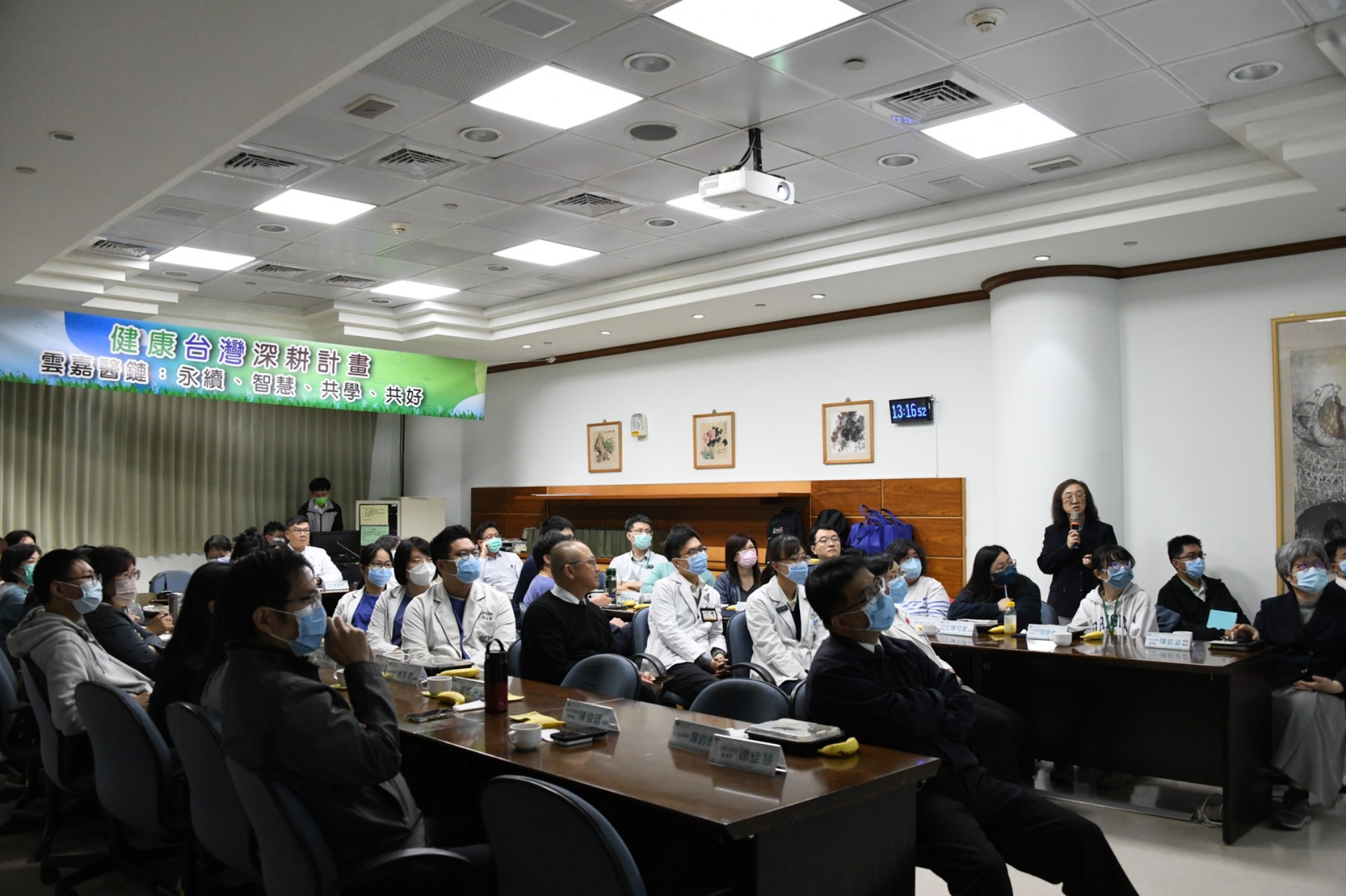 教學部行政主任陳弘美與資訊人員分享健康台灣深耕計畫範疇二內容，並介紹雲嘉e學院平台架構。