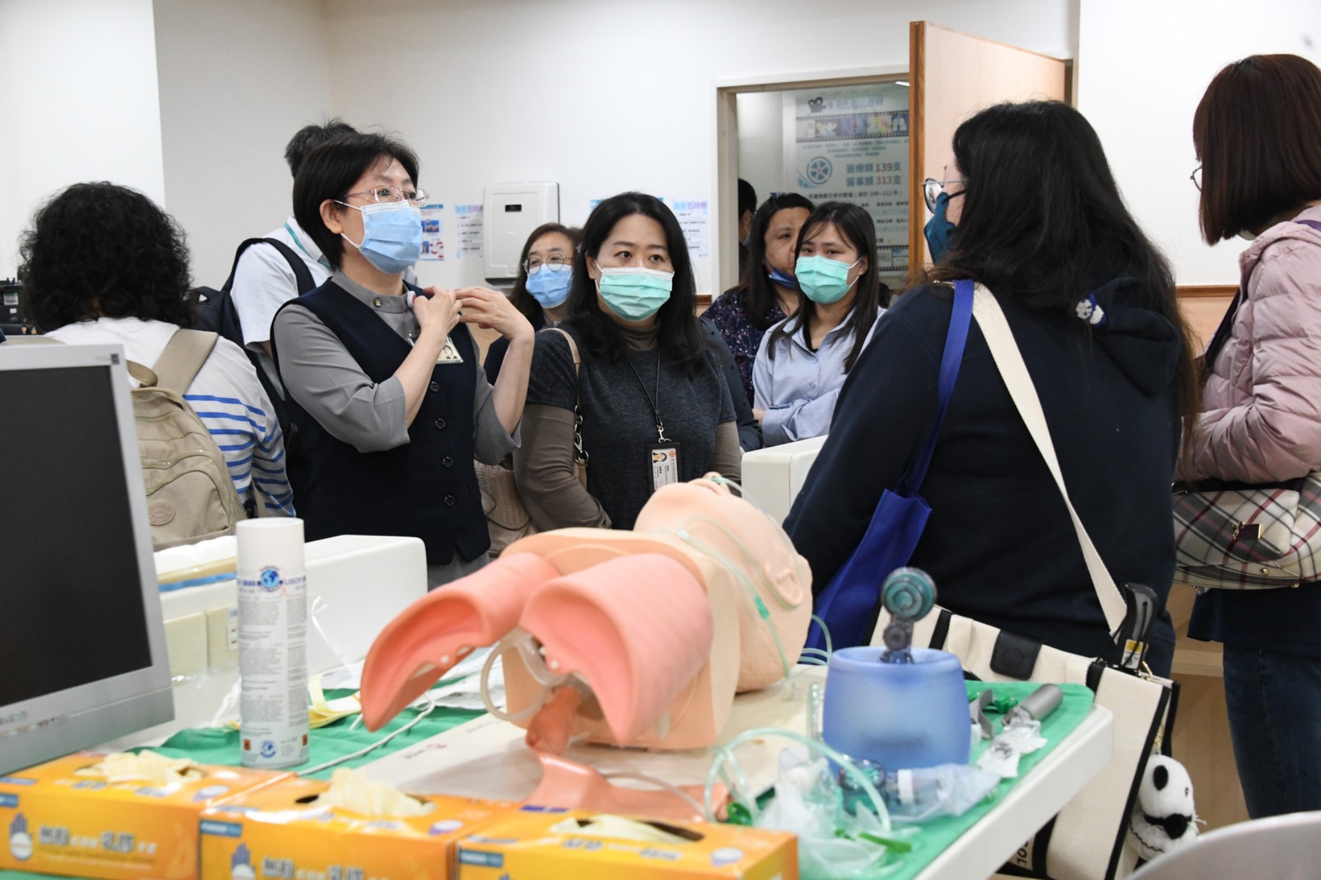 教學部技術主任黃雪莉引導來賓參觀臨床能力教學中心