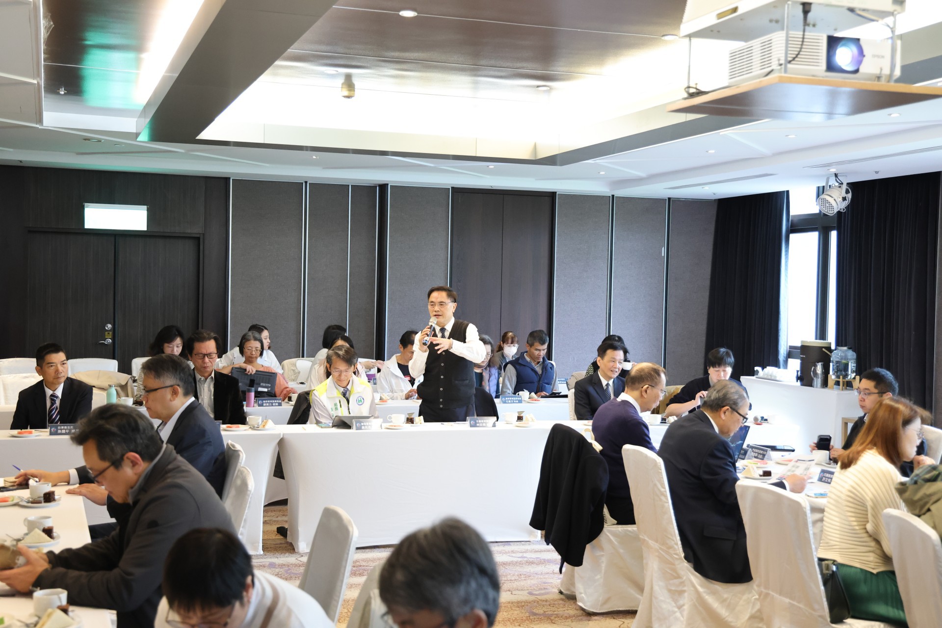 花蓮慈院承接東區全人業務，推動委員會成立不到半年，已經陸續進行家戶調查及各小組功能會議和專家會議。目前委員會已經進入第三次會議，預計於五月初向衛福部提出初版全人照護計畫政策建議報告書。