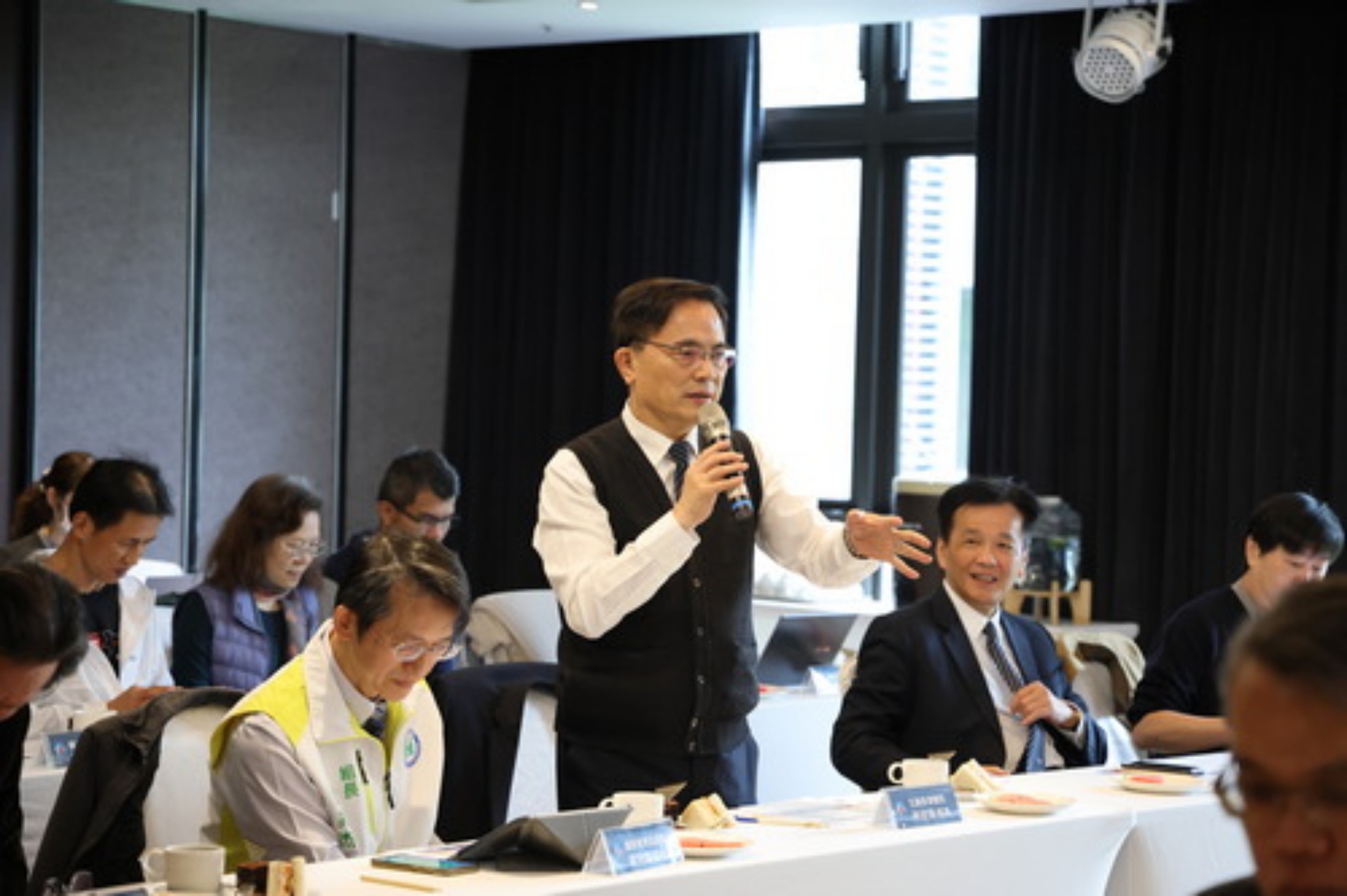 東區全人推動委員會主任委員林欣榮院長鼓勵所有與會者，大家正在做的是不簡單的事，結合花東17家醫療院所和基層中、西醫和牙醫精準保健康，只要同舟共濟，就能朝向健康台灣邁進。