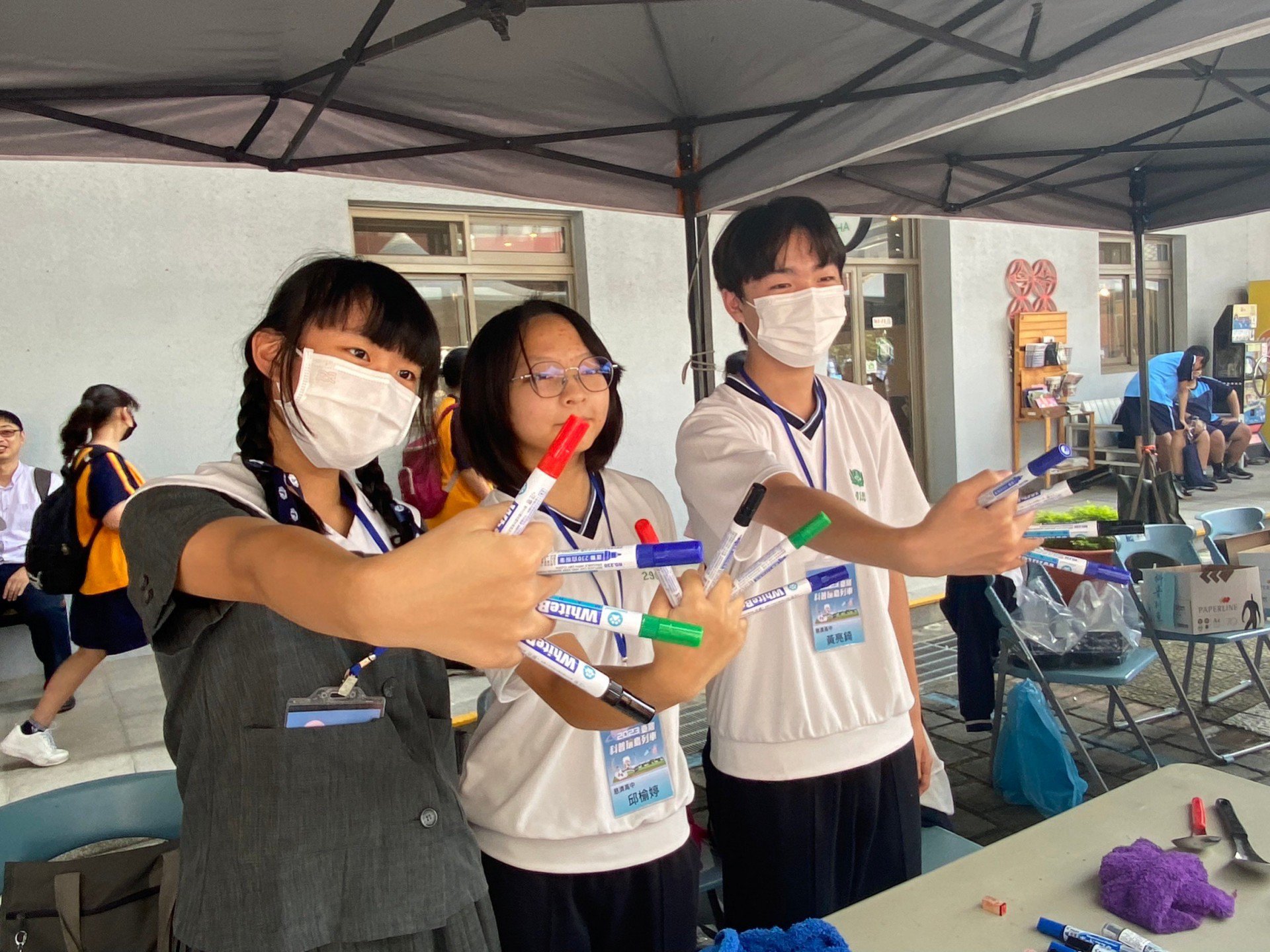 數理實驗班學生參與科普列車擺攤活動。