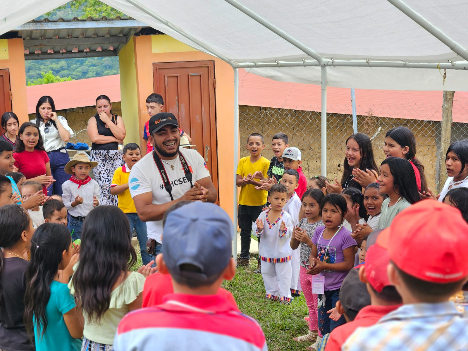 在Chosen台灣派對上，展望會工作人員身著印有兩國國旗的制服向孩子介紹活動。