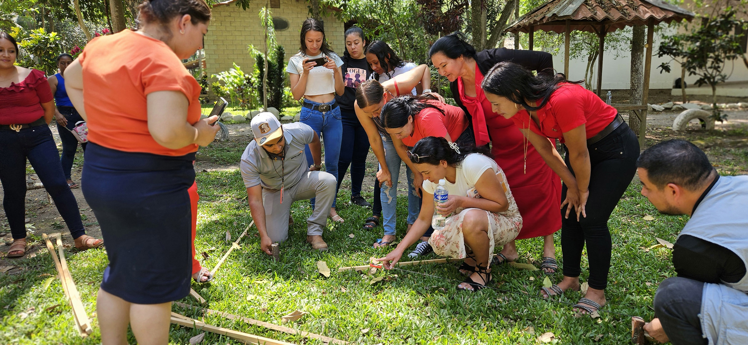 展望會培訓流芳咖啡計畫區婦女使用A型水平儀監測山坡地侵蝕狀況。