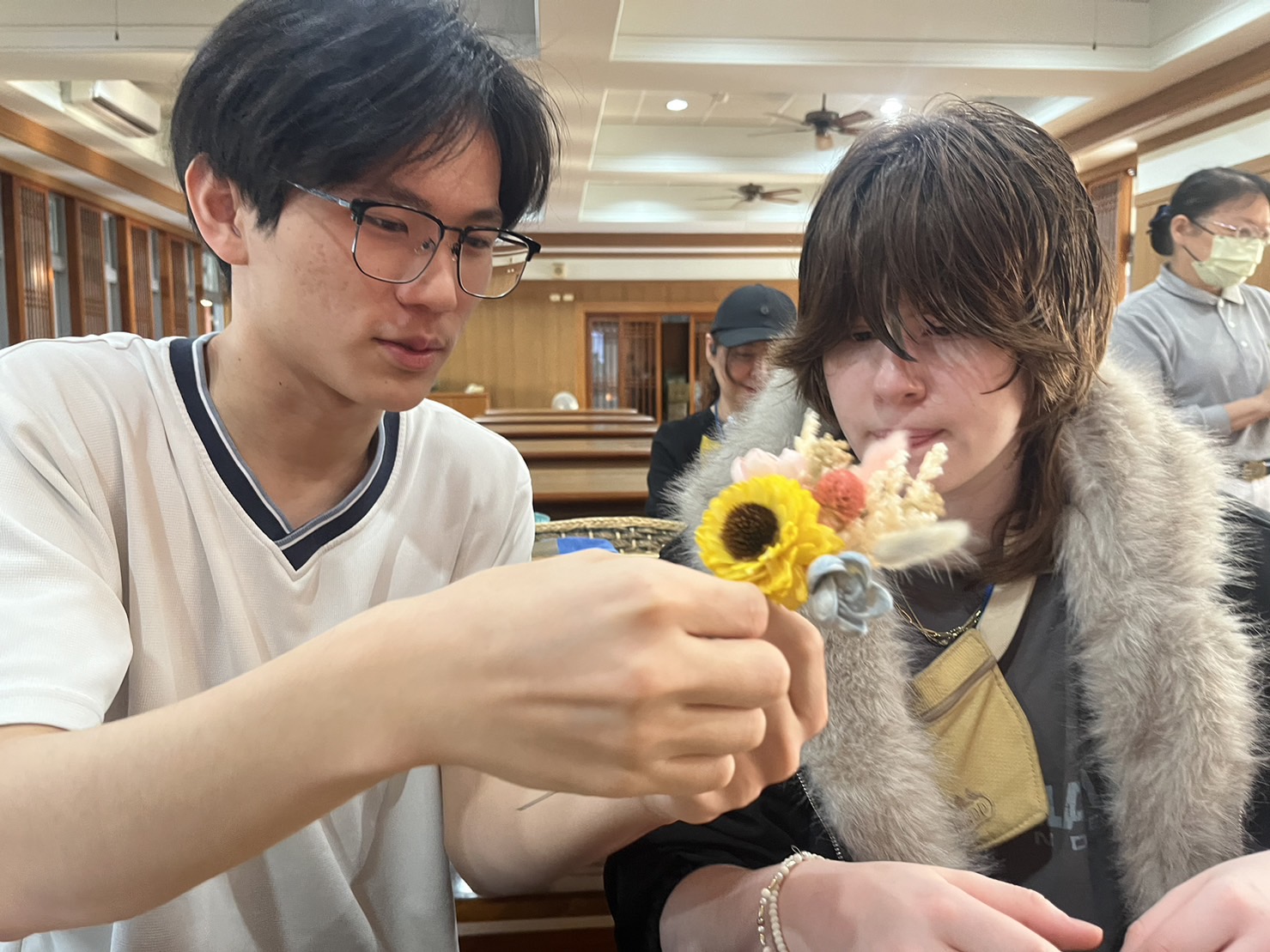 臺南慈中學伴何同學帶著美國學生體驗慈濟人文之美-花道課程。