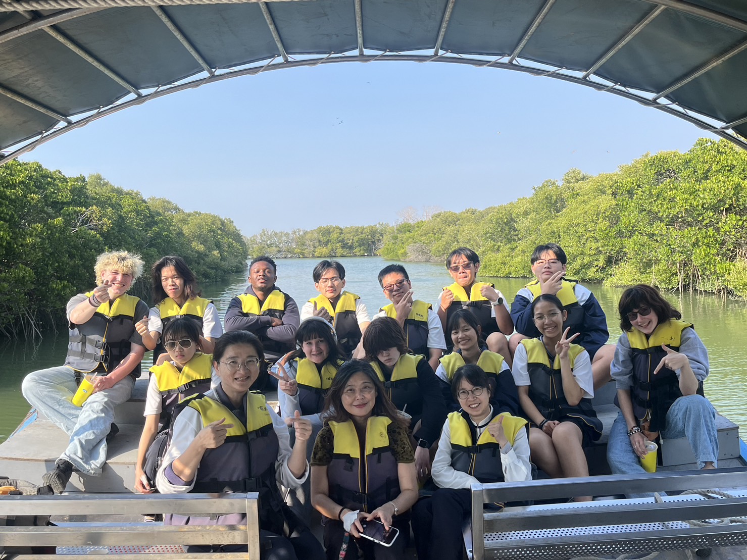 天氣晴朗，我們在台江國家公園遊船。