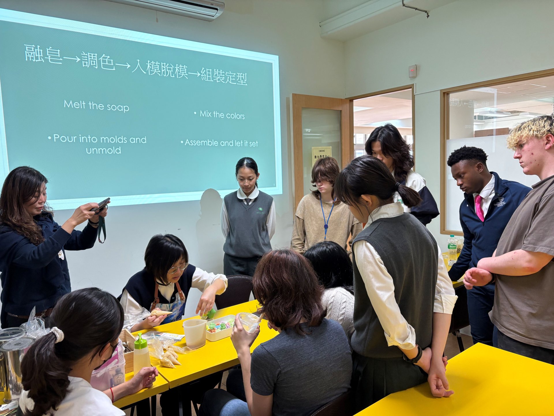 臺南慈中顏雨詩老師教導CCDS學生利用有機肥皂創作盆栽。