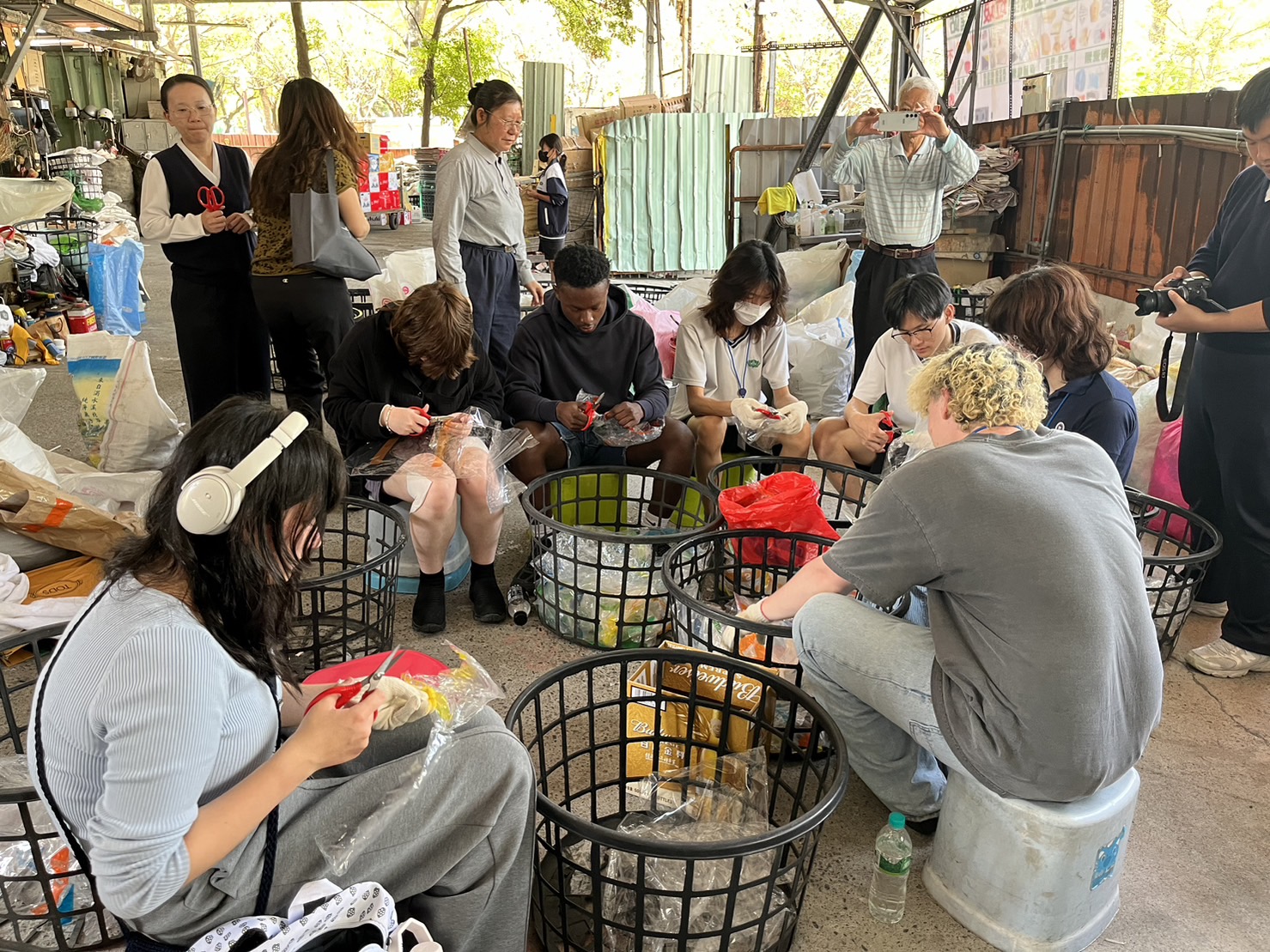 頂美環保站體驗剪塑膠袋，原來一個塑膠袋依顏色分類後，還可以做成不同用途的塑膠袋