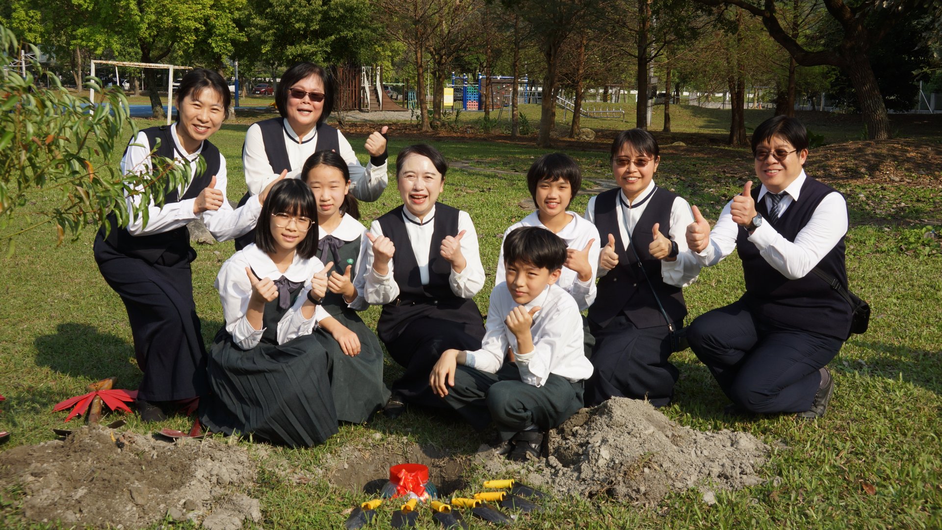 校長與畢業生一同埋下時空膠囊