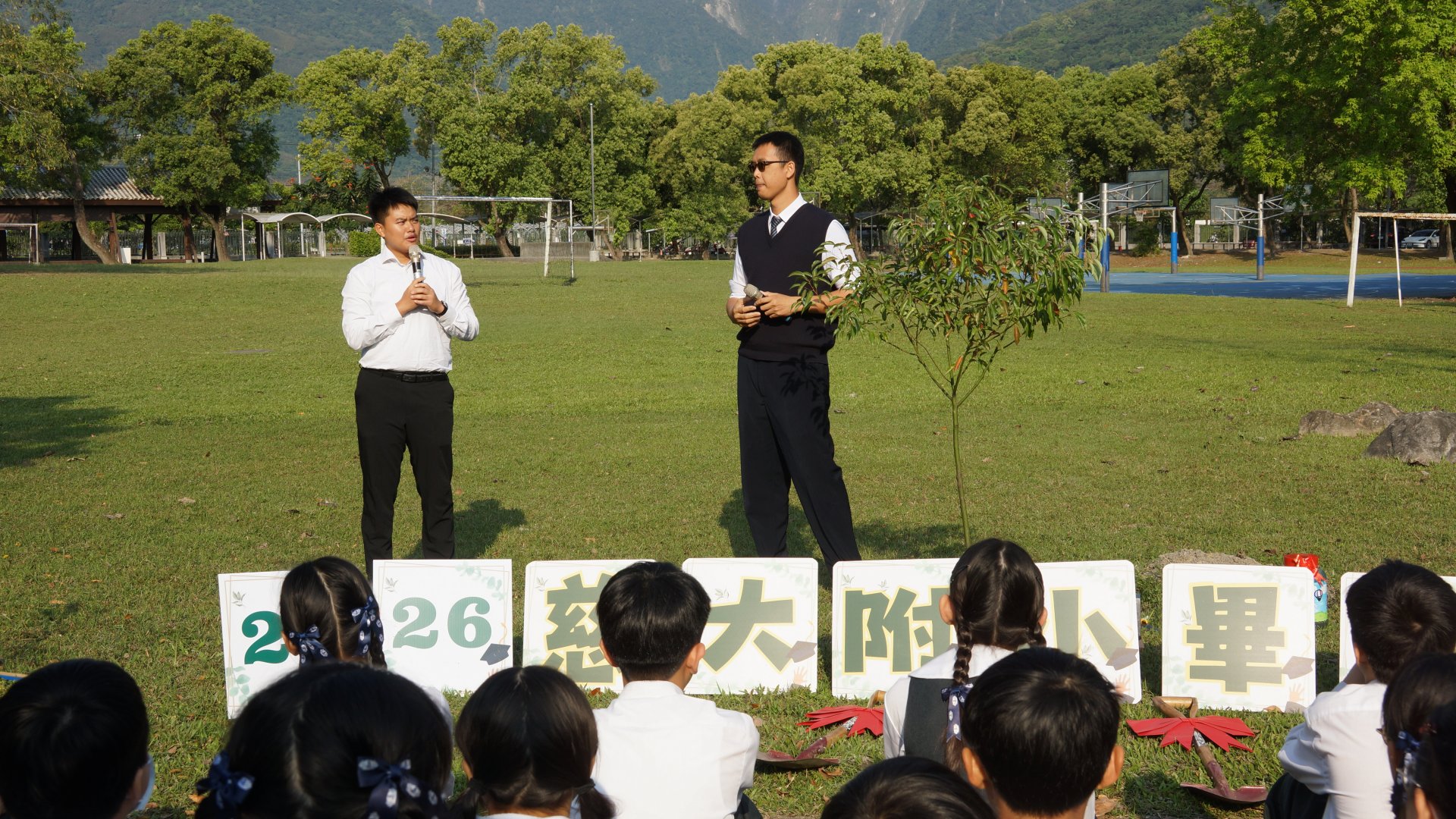 二位師長告訴畢業生「夢想不只有一種樣貌」