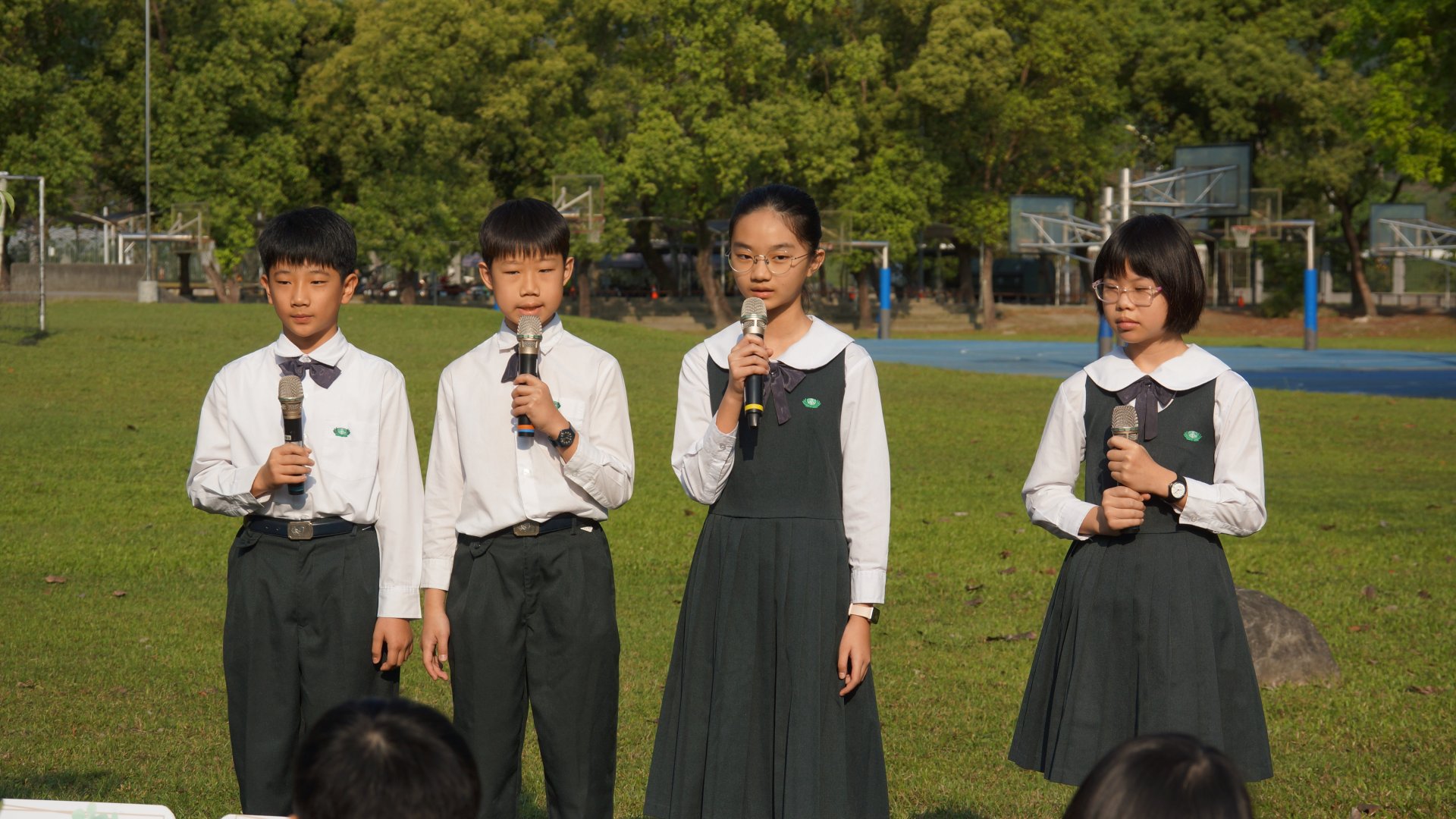 四位畢業生代表致詞