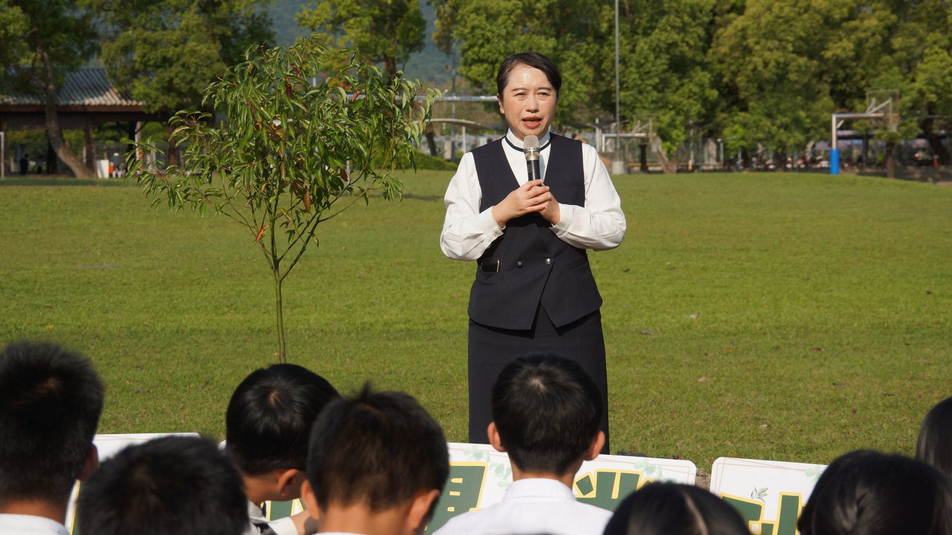 廖逸貞校長以「眼光要放遠，腳步要踩在當下」勉勵所有畢業生。