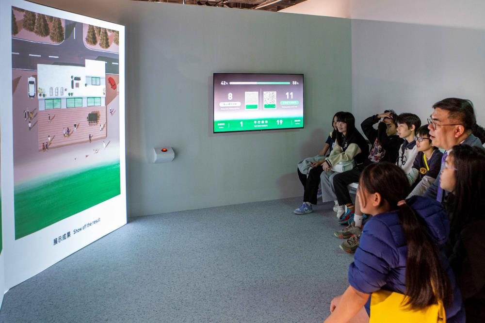 彭啓明部長與學童共賞平行森林。