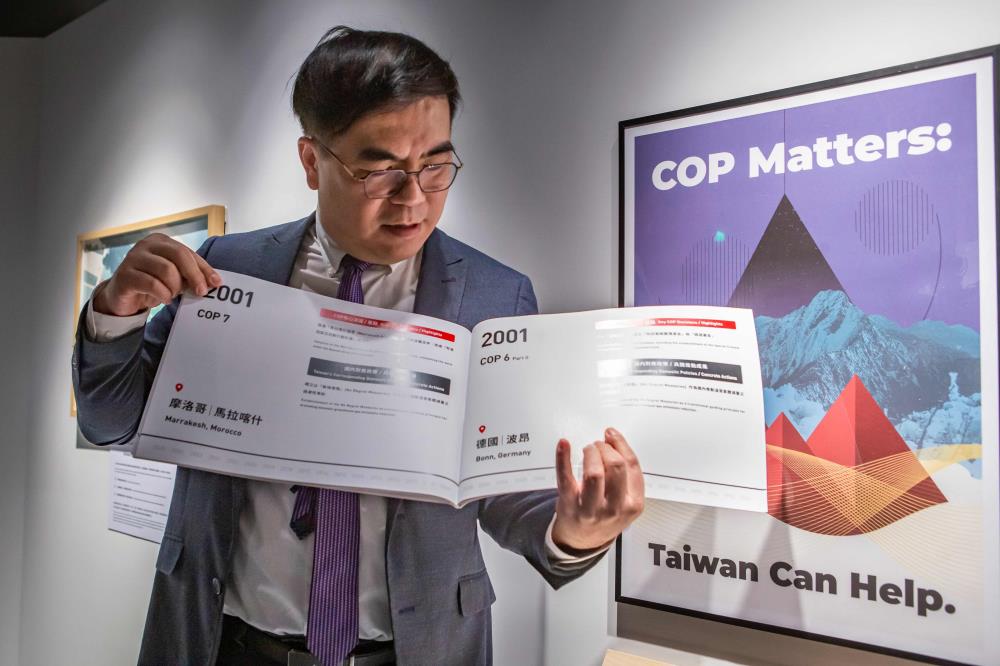 彭啟明部長與小學生講解互動。