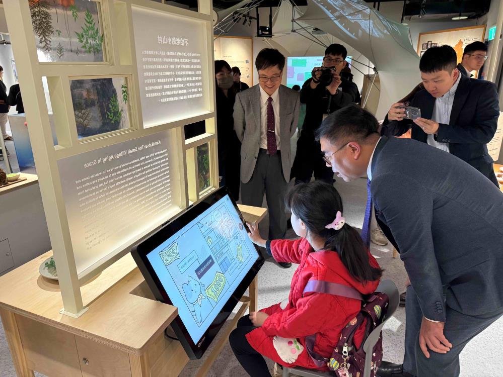 彭啟明部長與學童互動。