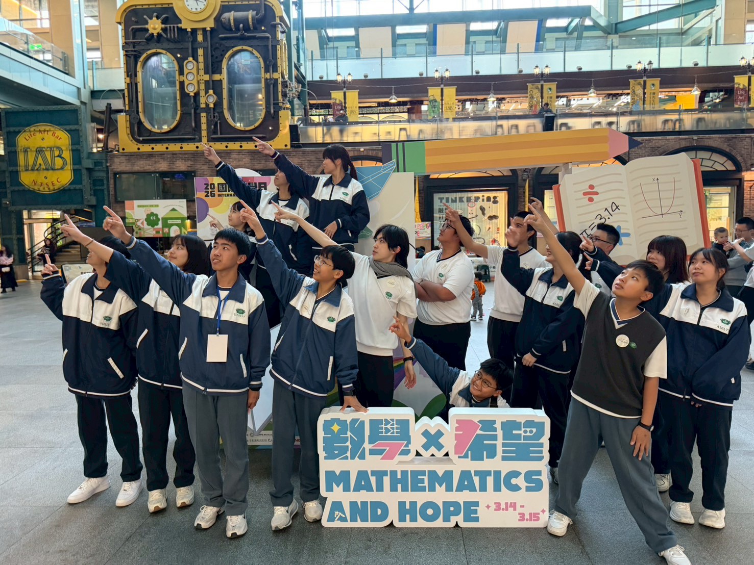 臺南慈中數理班學生帶著數學與希望參與士林科教館國際數學日活動。