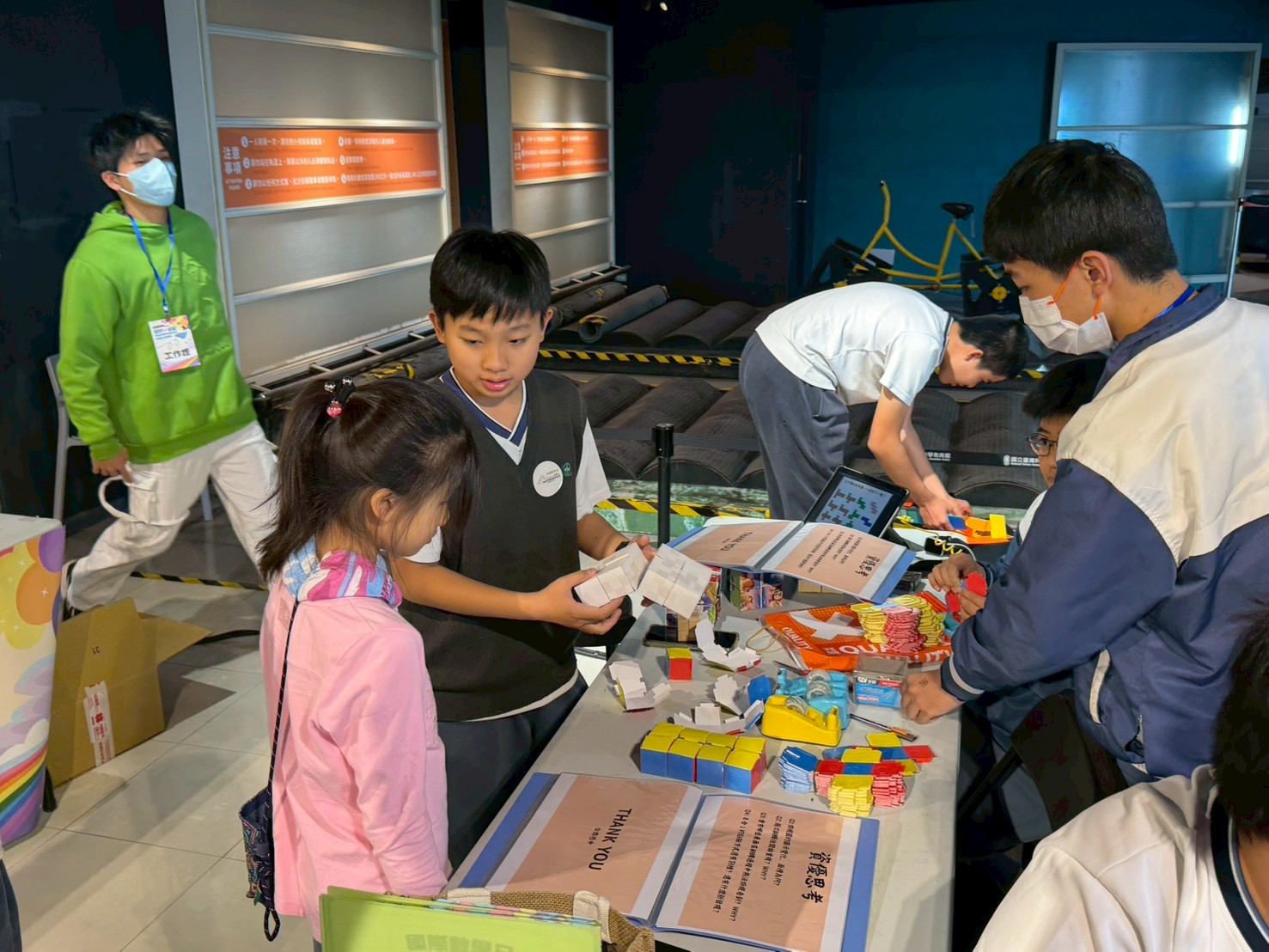 國中數理資優生實際演示將立方體黏合成翻轉方塊的過程,比紙上談兵更能深刻理解它。