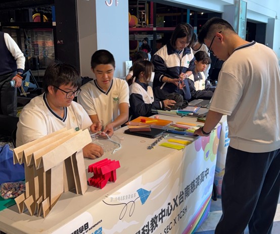 數理班在課餘時間密集籌備教材與道具花了不少精力與時間,卻也學到了許多新知識。