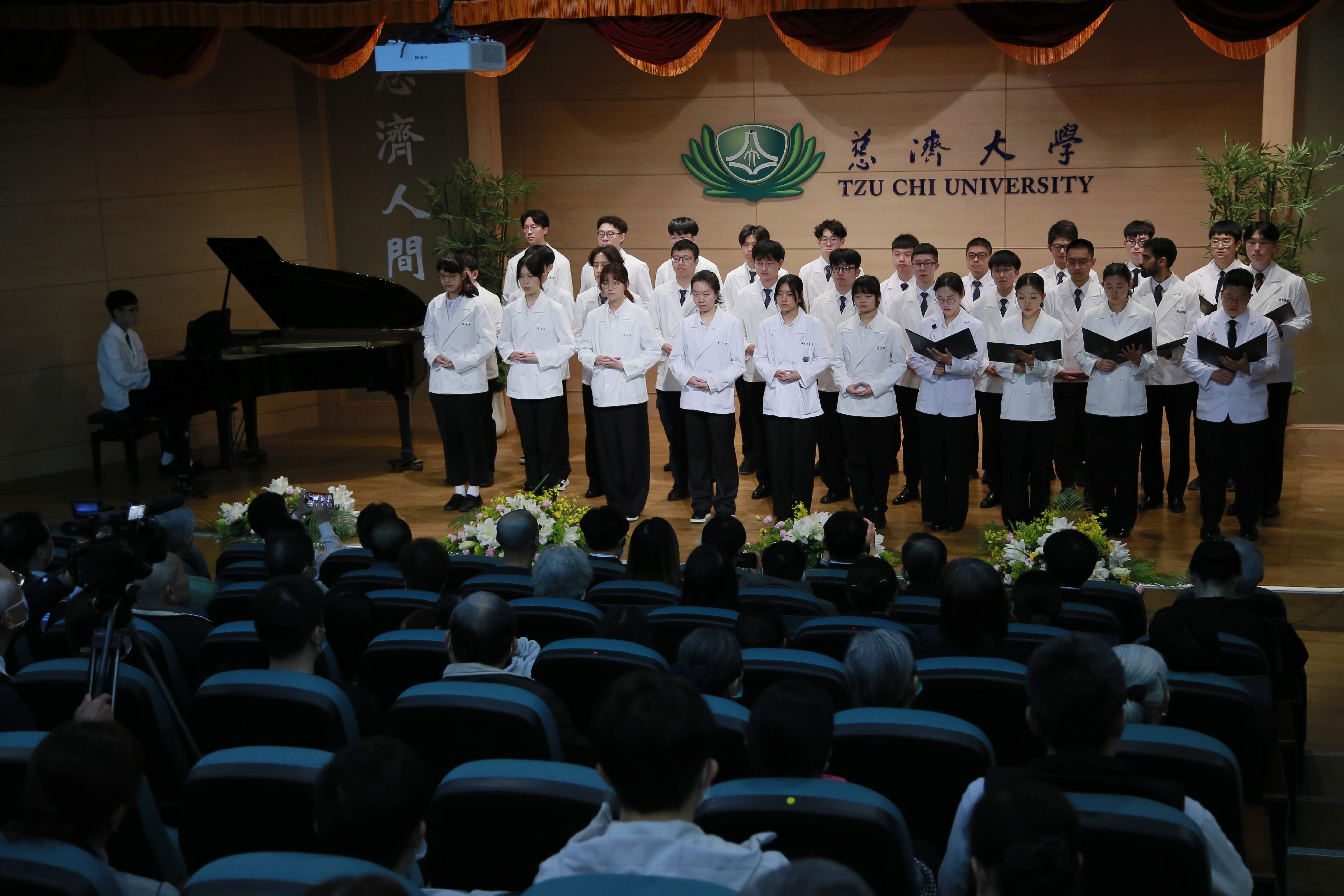 醫學生們獻唱「菩薩的化身」感恩無語良師