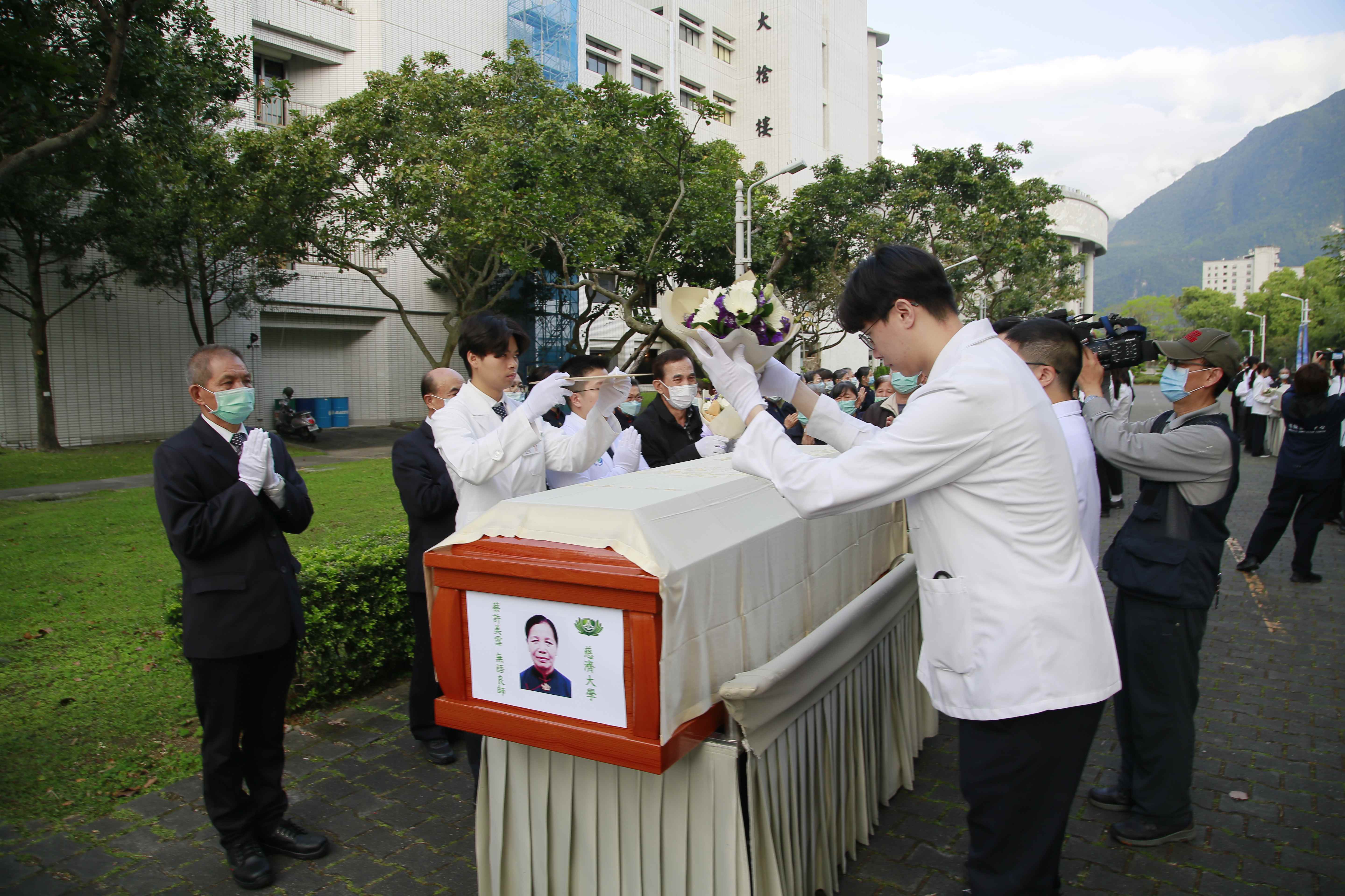 醫學生獻花感恩無語良師以身示教