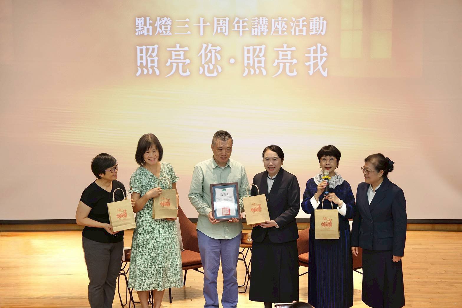 點燈攜手慈大附中 照亮你 照亮我-巡迴講座在花蓮發光