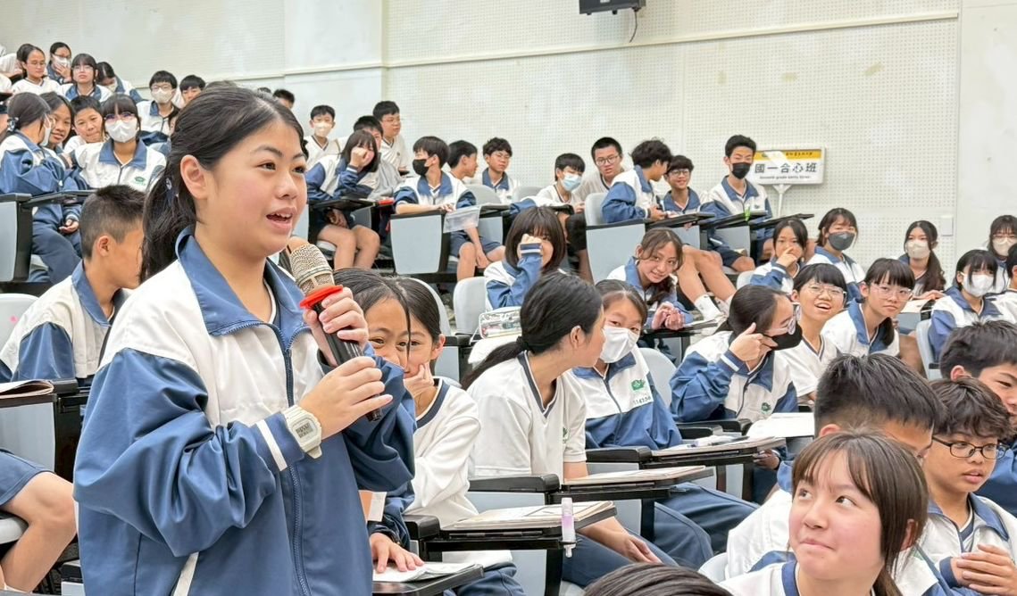 學生主動提問、關心方芳老師與彭彭媽媽所照顧的孩子，流露出對弱勢生命的真摯關懷