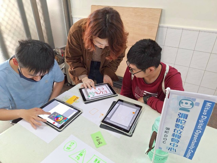 數位啟蒙!彌陀DOC講師引導學員運用幾何構圖,在平板電腦上動動手指頭進行個人首幅數位創作。