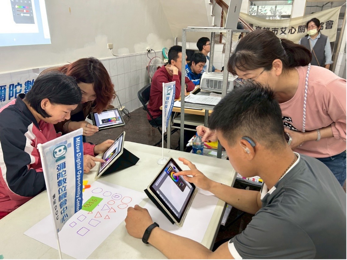 跨越數位門檻!學員專注聆聽平板功能解說,親身感受數位工具帶來的便利與創作成就感。