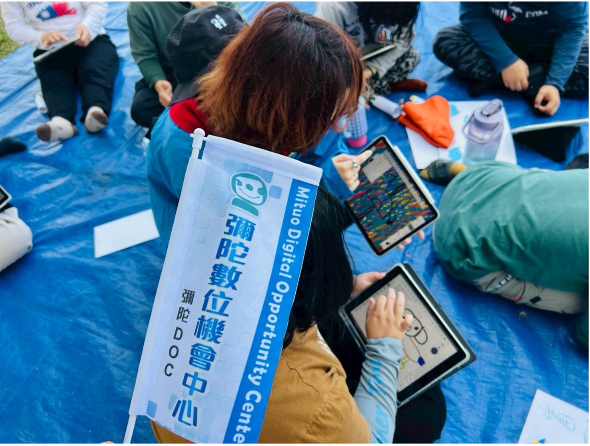 3/19彌陀DOC與艾心關懷協會合作,將教室移師戶外。學員們專注進行平板手繪體驗,感受數位藝術的創作魅力。
