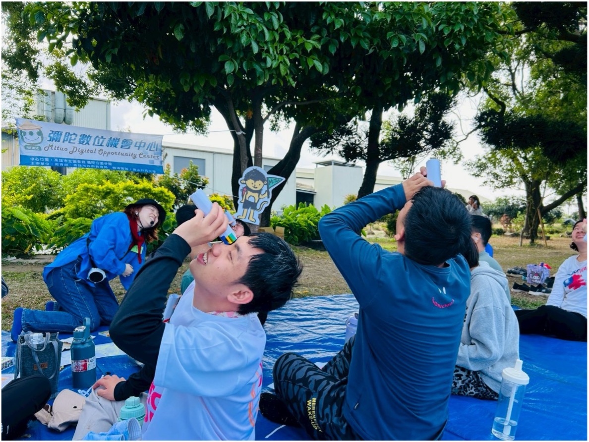 3/19藝術在田間!學員走入香草園透過萬花筒觀察微觀世界,將自然的嗅覺與視覺轉化為指尖下的數位藝術靈感。