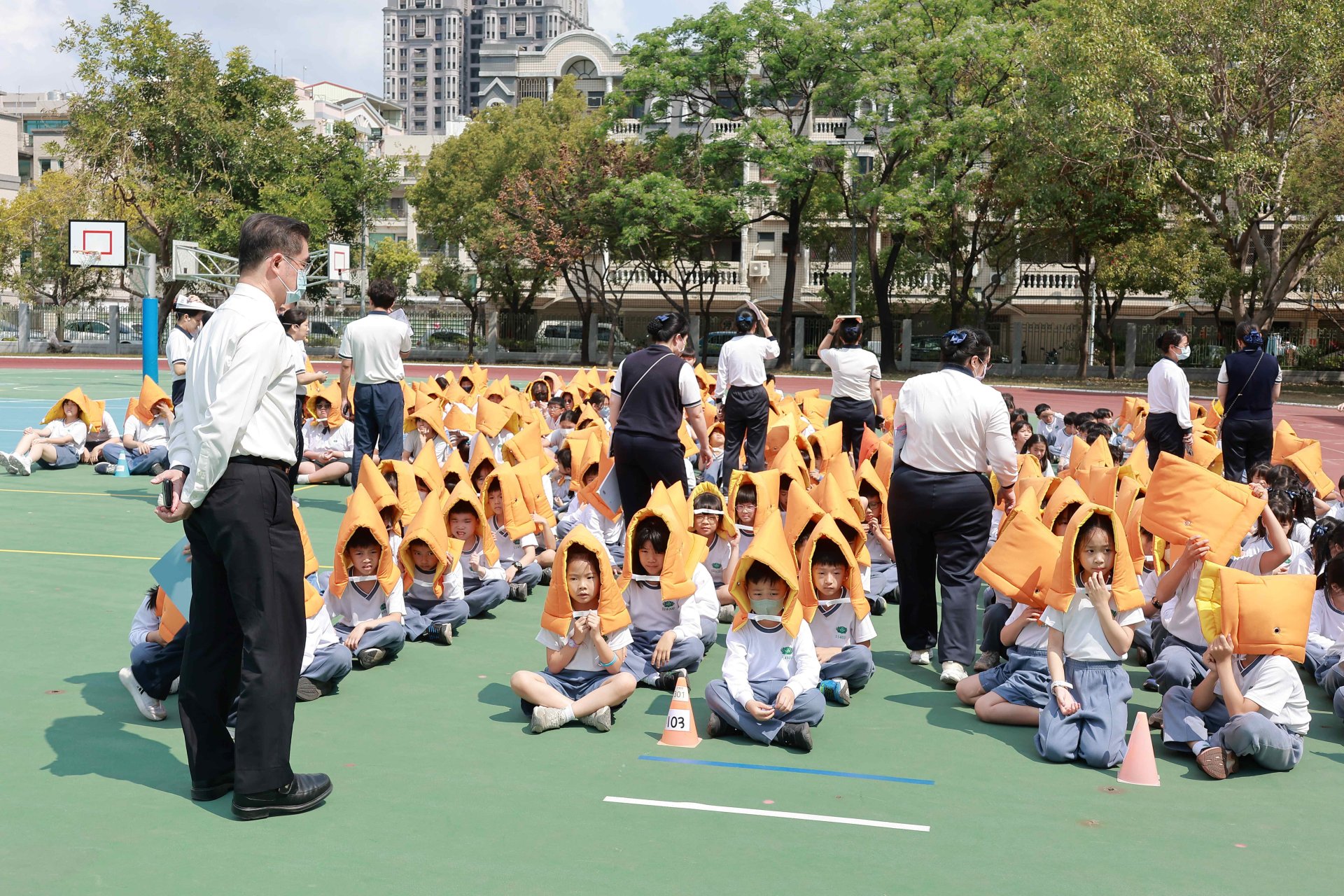 操場集結點名確認全員平安。