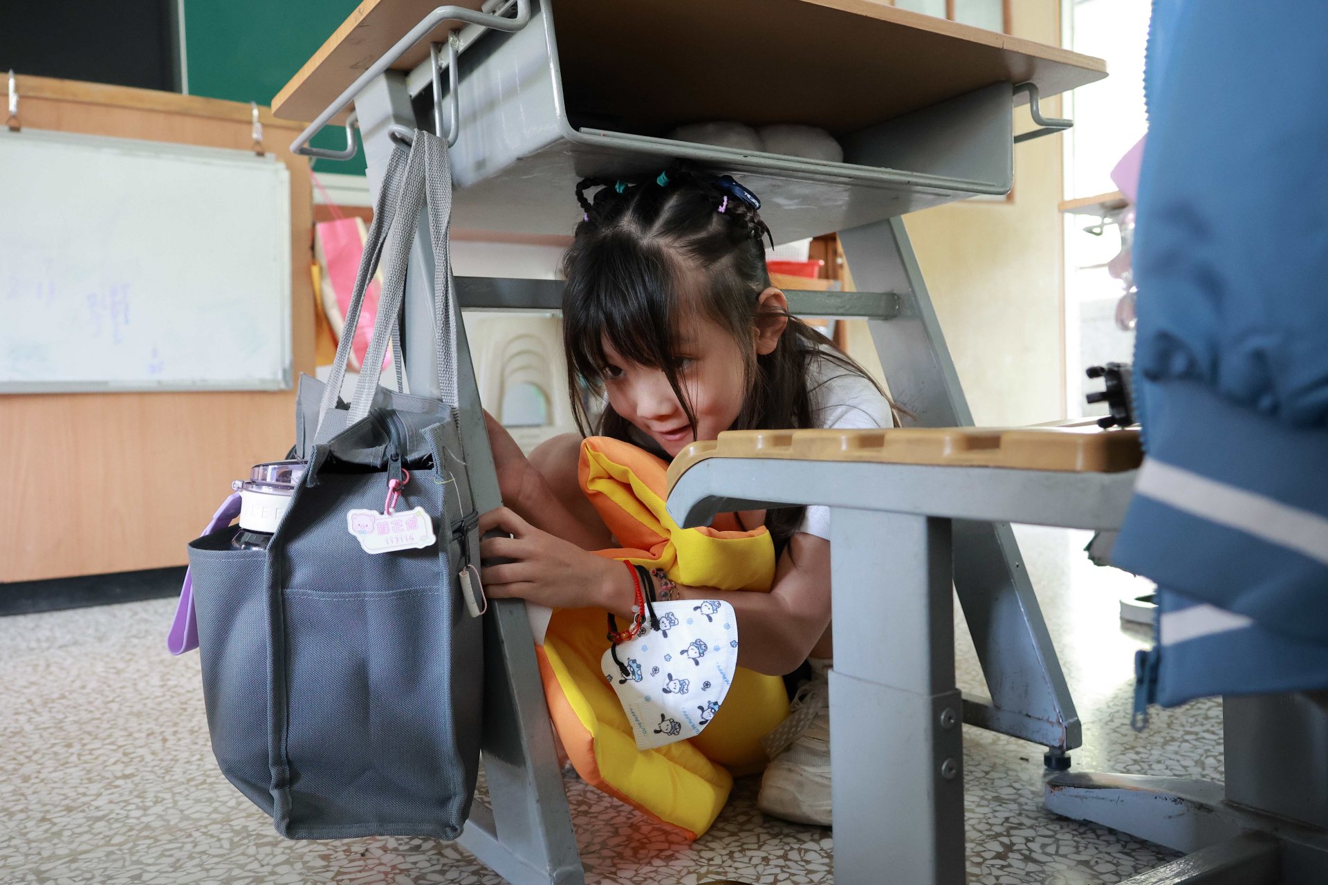 孩子掩護身體守護自身安全。