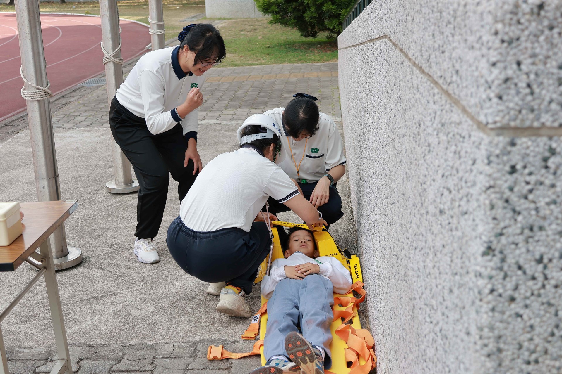 傷患演練展現冷靜互助精神。