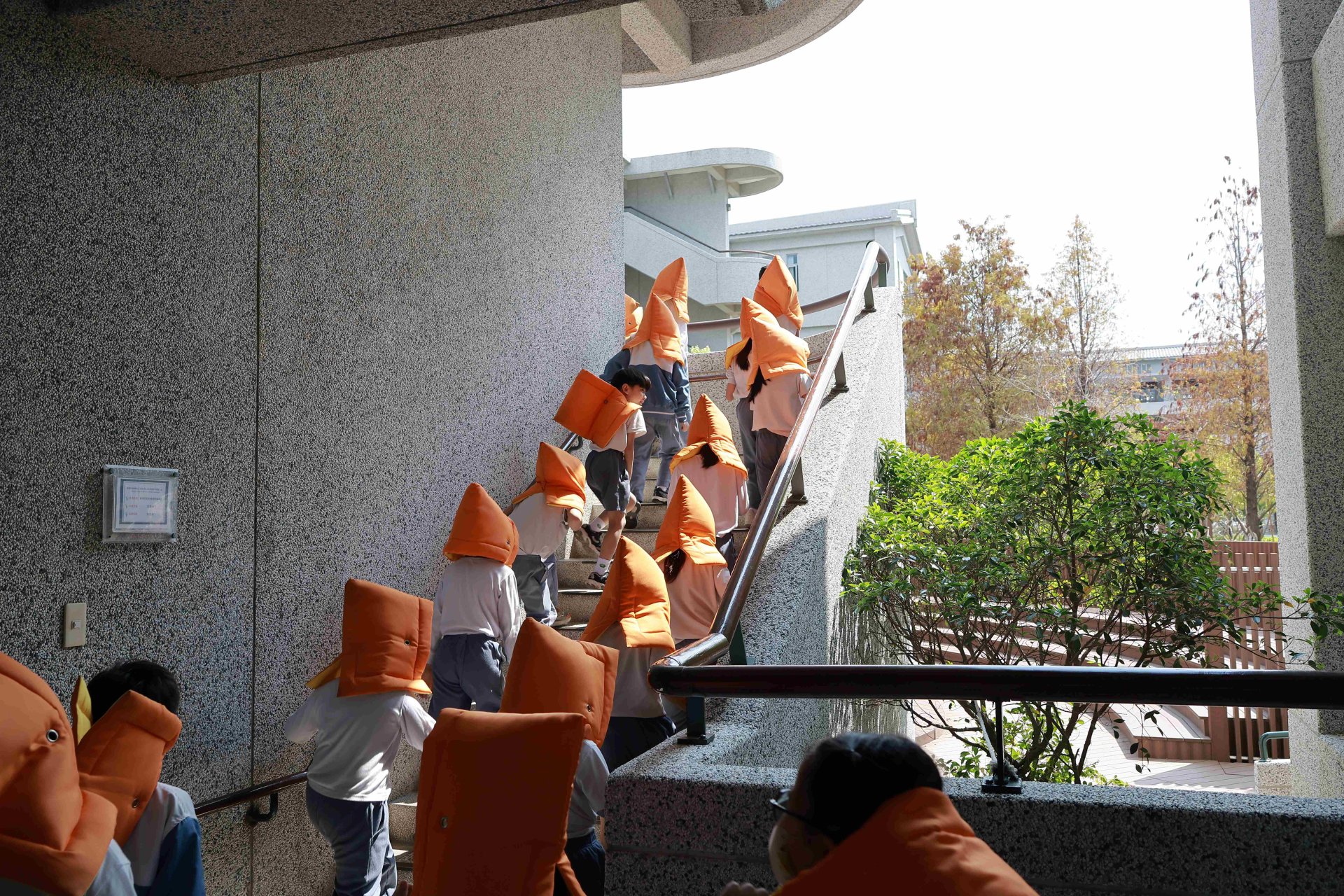 學生遵守不推擠原則安靜有序前往避難地點。