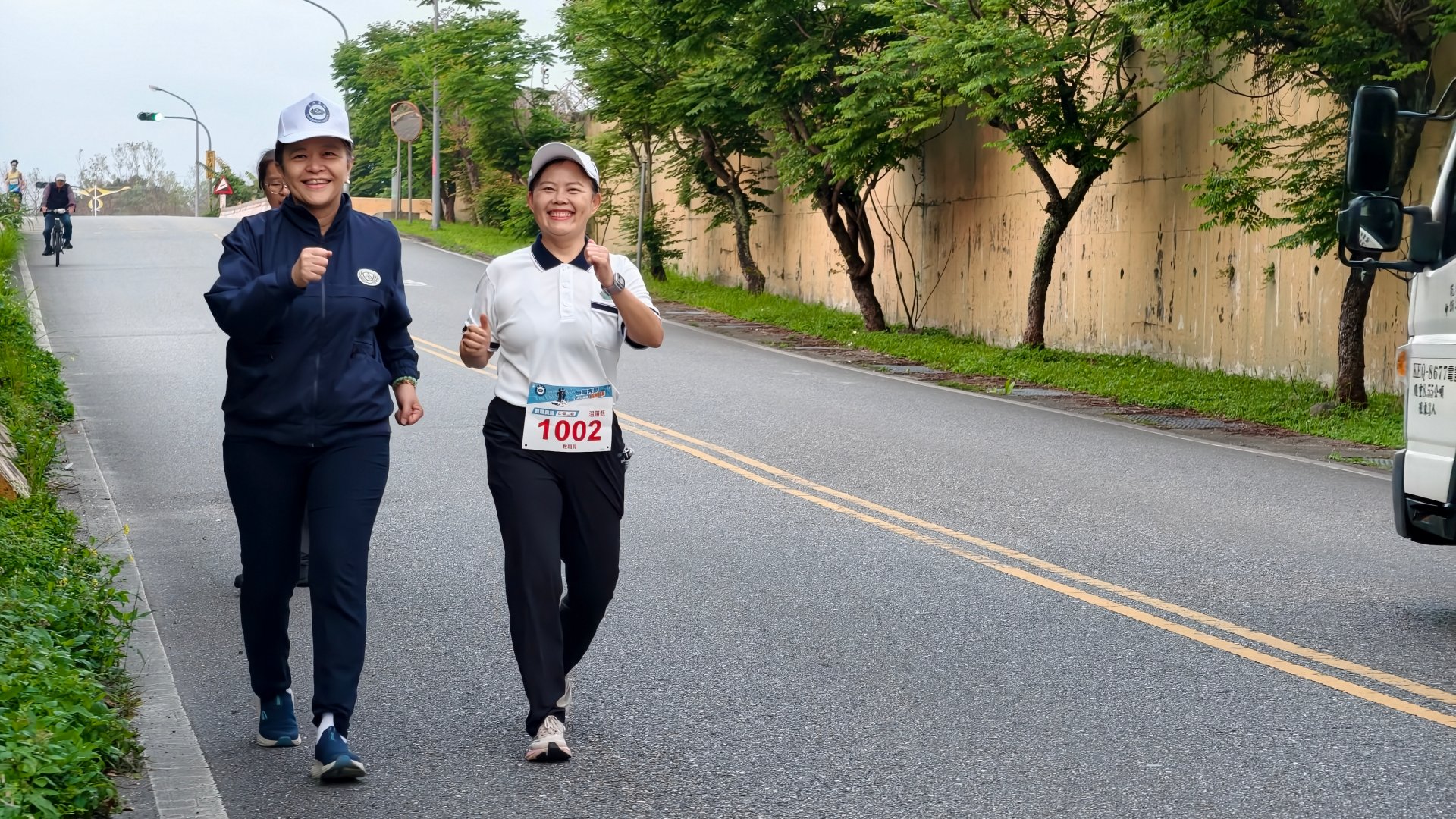 校長和主秘參與六公里健走，以實際行動鼓勵師生運動