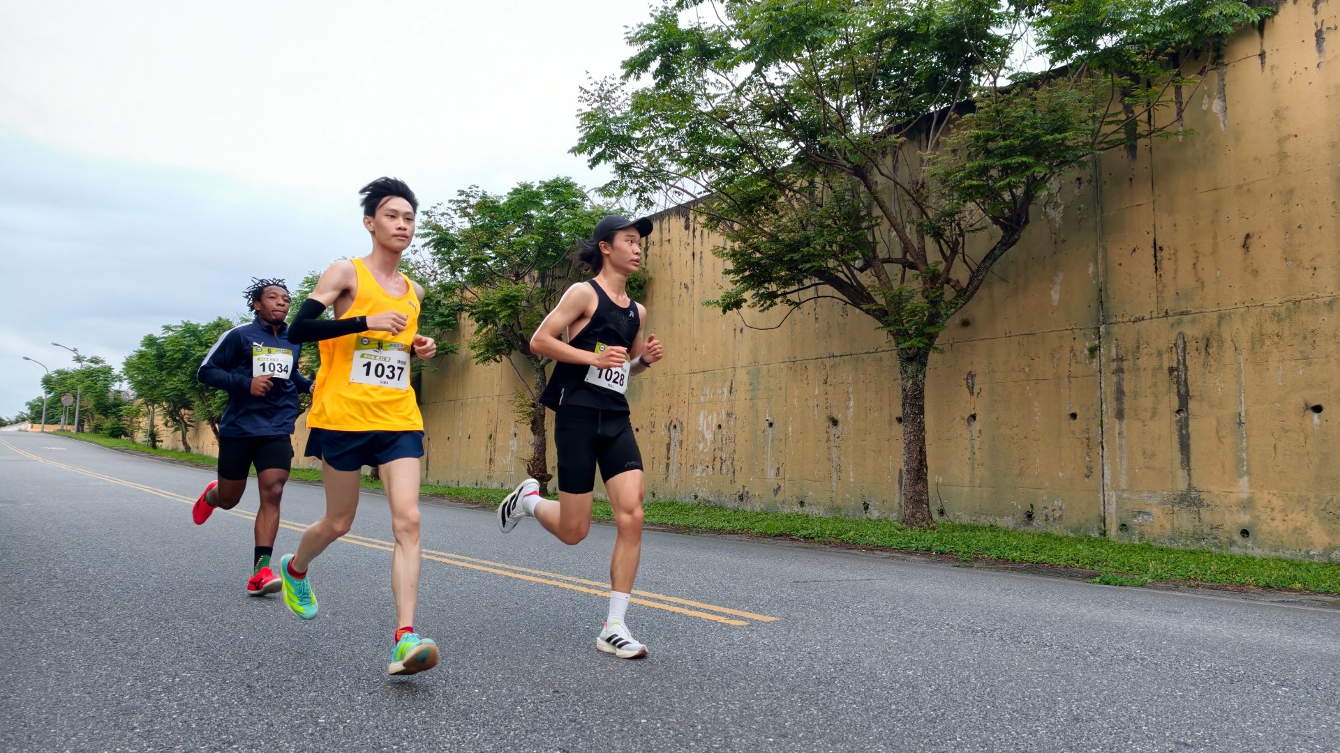 路跑成績前三名學生表示，長跑著重配速，先慢後快