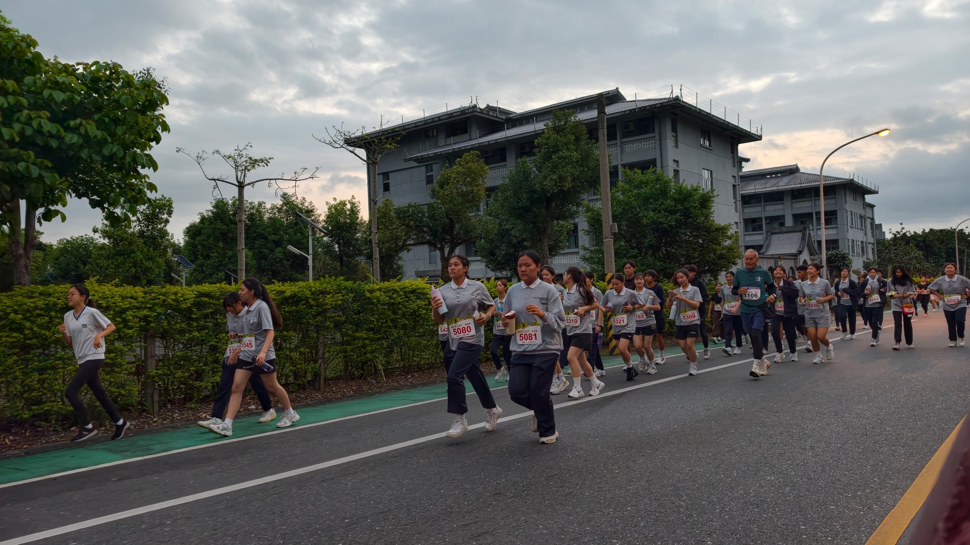 慈誠爸爸蔡堆從容跑完全程的神采，一點都不輸年輕人