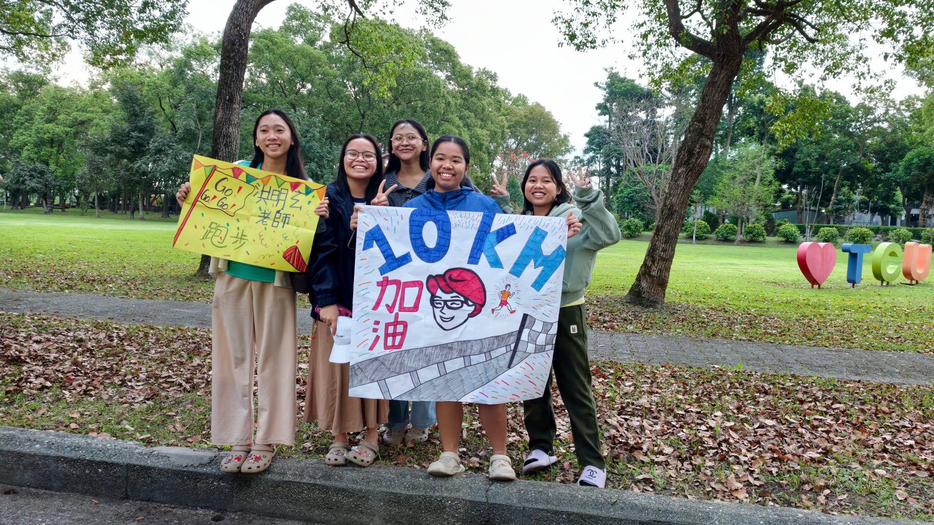 學生手繪海報，替師生加油