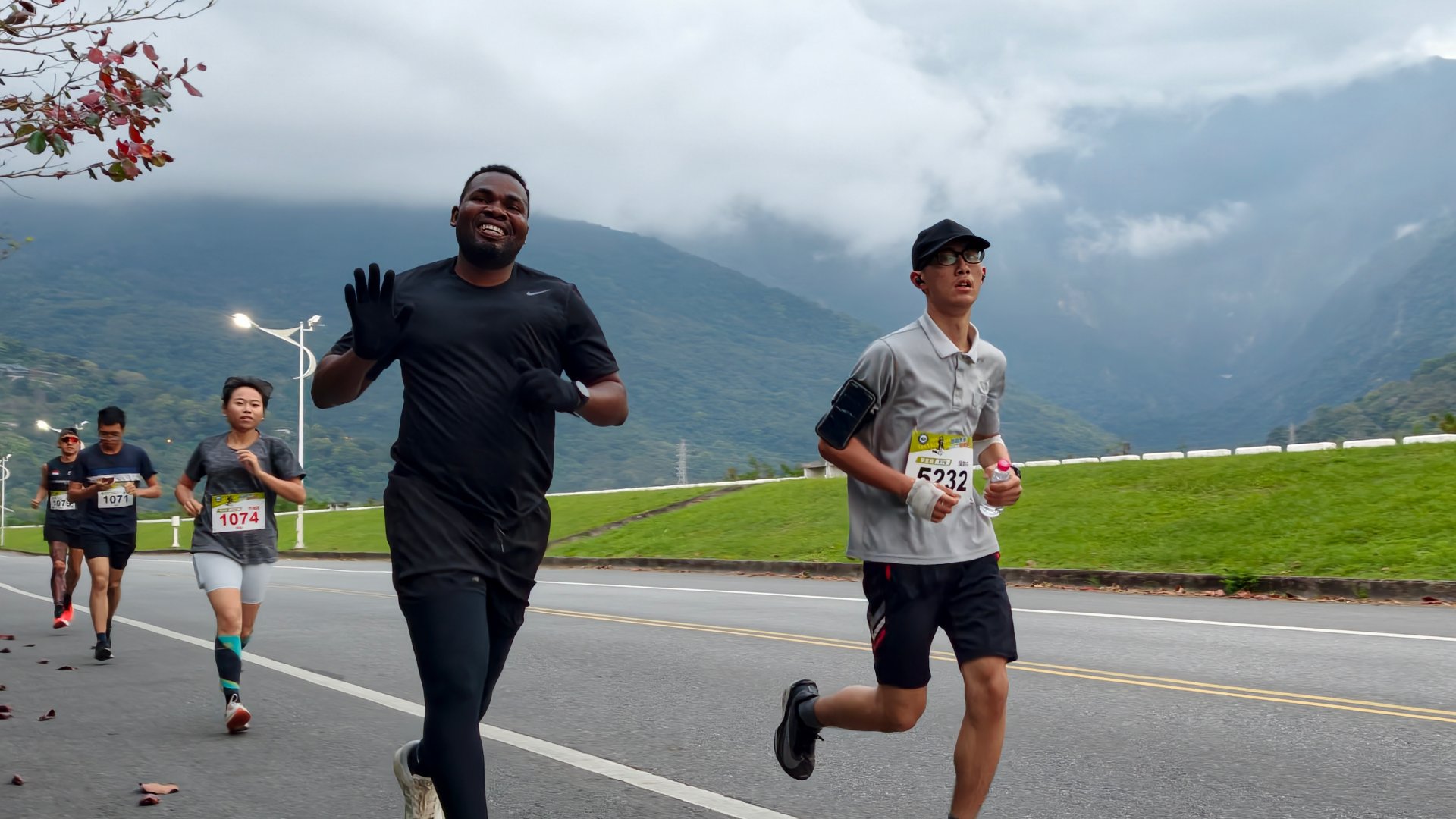 不少外籍生也主動報名路跑