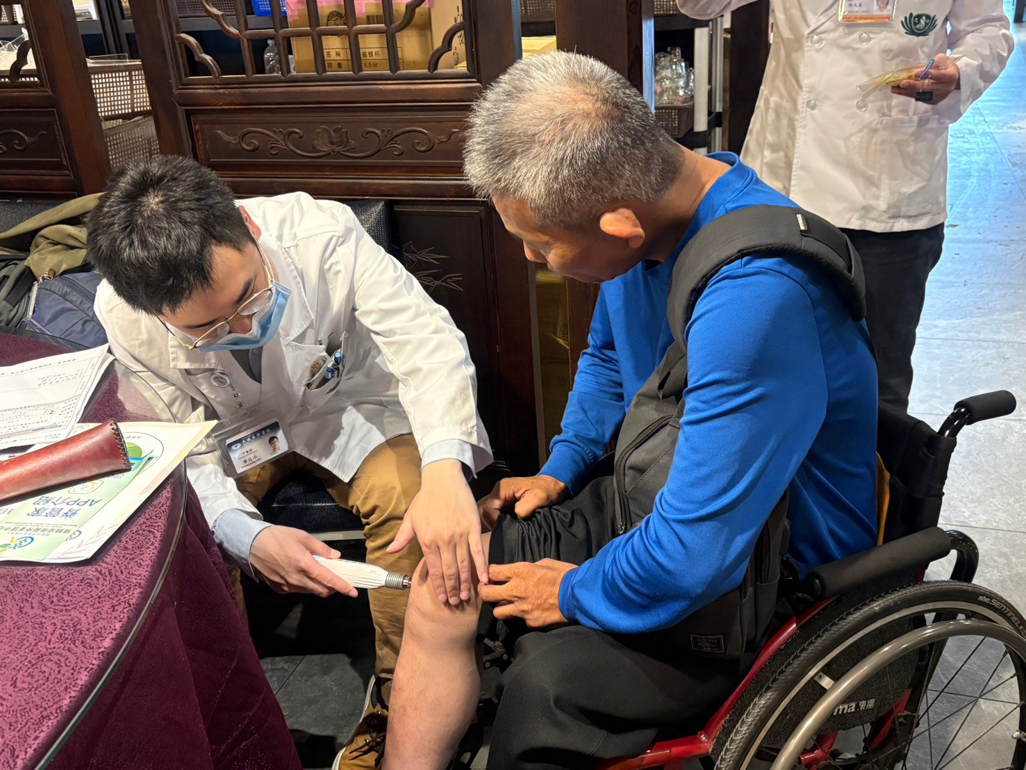 廖冠泓中醫師也提醒，長期臥床或輪椅生活容易導致腸胃蠕動減緩、睡眠品質不佳，中醫也可透過體質調整與生活建議，改善消化功能與自律神經失調問題，提升整體生活品質。