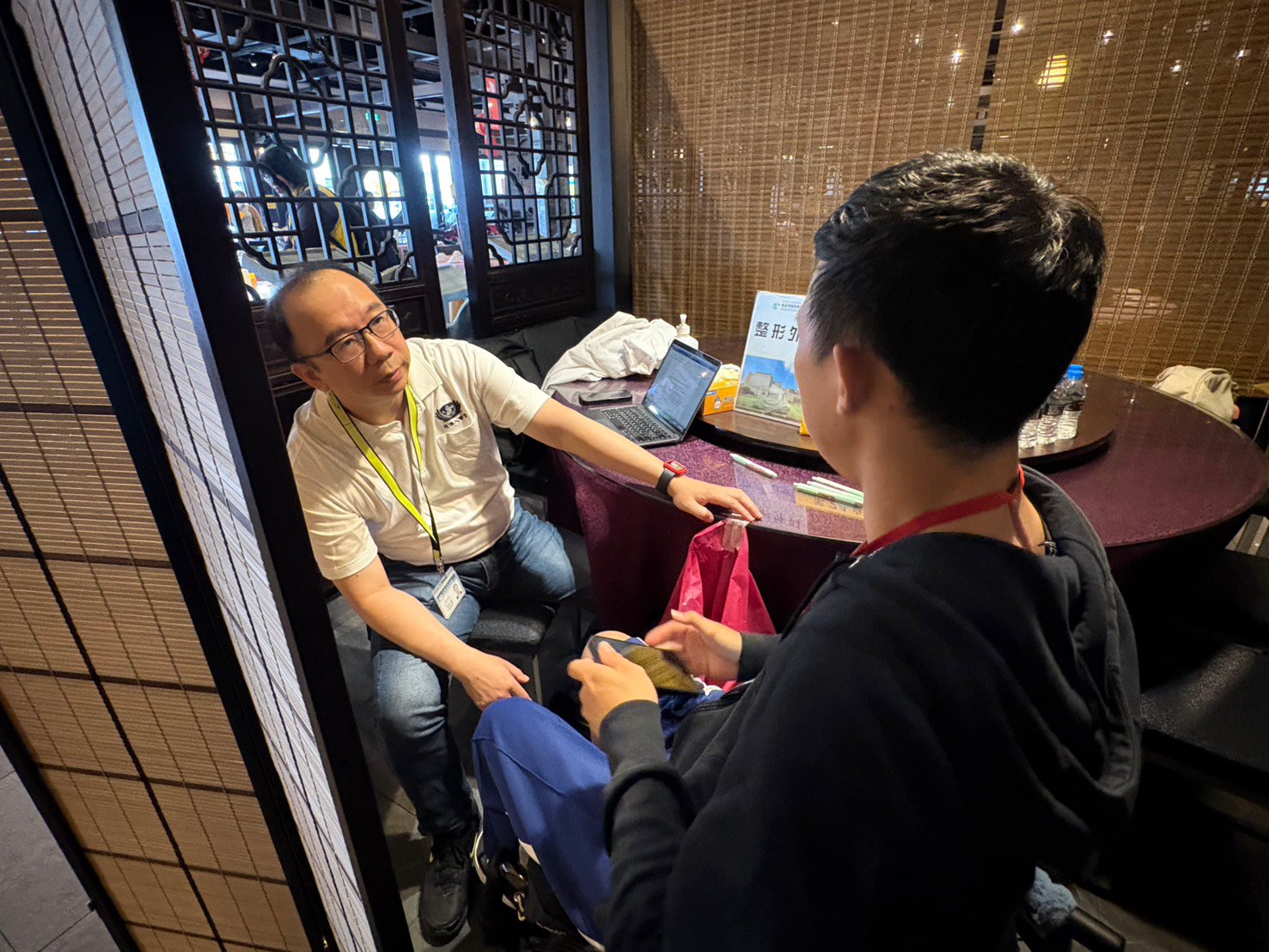 外科部主任暨整形外科醫師許宏達指出，脊髓損傷傷友因長期活動受限，極易產生壓力性損傷及慢性傷口。