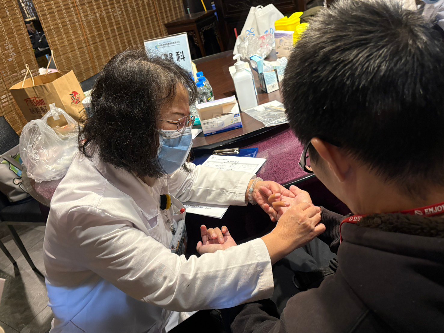 中醫部黃雅慧醫師表示，春季屬於「肝氣升發」時節，但氣候忽冷忽熱，容易造成氣血運行不暢，進而影響傷友的體溫調節與代謝功能。