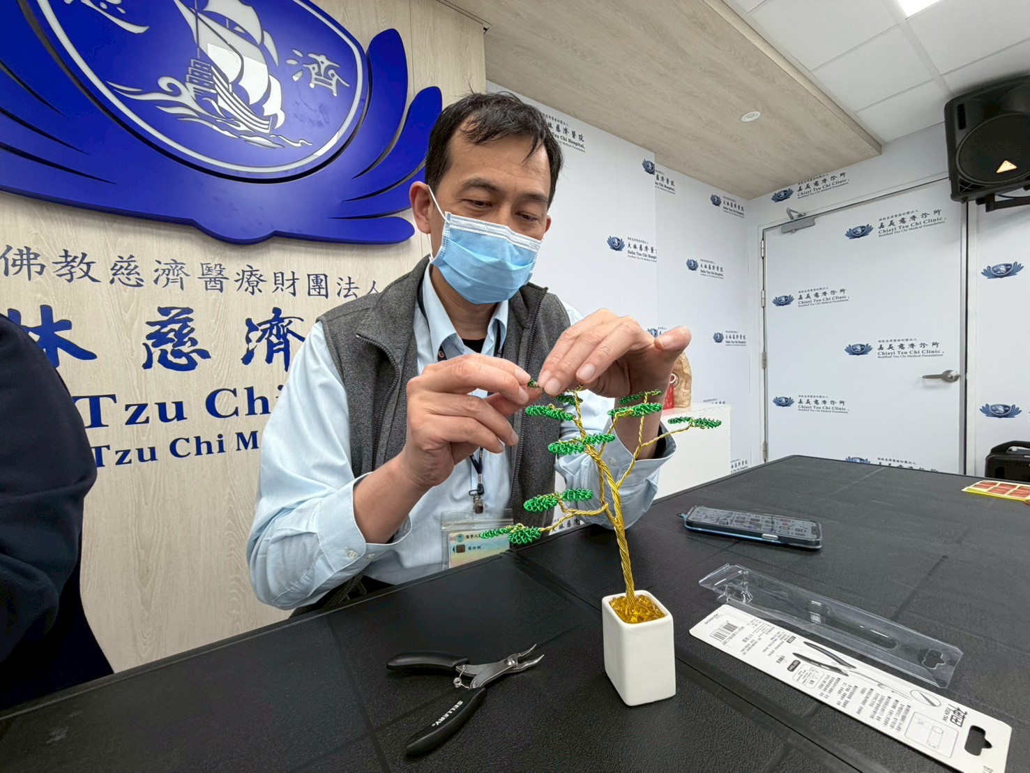 蔡任弼主任也在百忙之中一起投入，用他平時在診間細心為病人診治的雙手，細細纏繞出一條條象徵生命韌性的銅線。