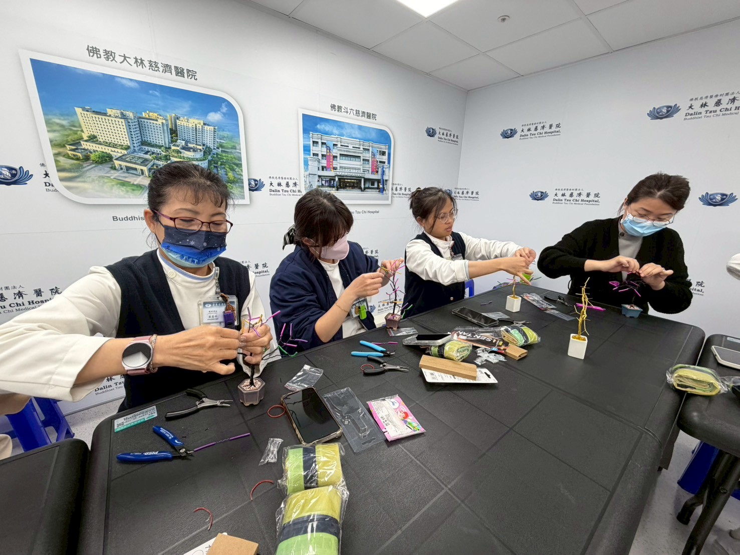 活動現場氣氛溫馨，學員們在陳裕盛講師的帶領下，細心將金屬線纏繞成樹。