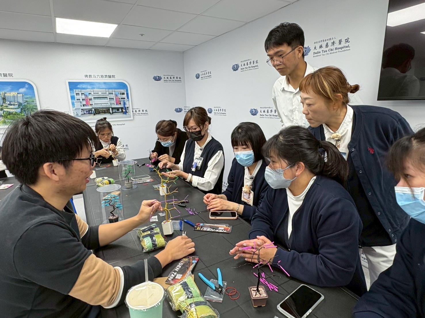 社團法人彰化縣脊髓損傷重建協會陳裕盛講師，帶領診所學員透過金縷樹DIY，從指尖纏繞之間，體會生命重生的韌性與美感。