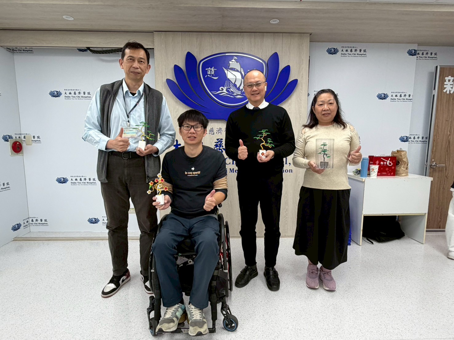 嘉義慈濟診所特別利用同仁午休時間，與南區慈濟脊髓損傷醫療重建中心共同舉辦一場「手作金縷樹」健康促進活動。