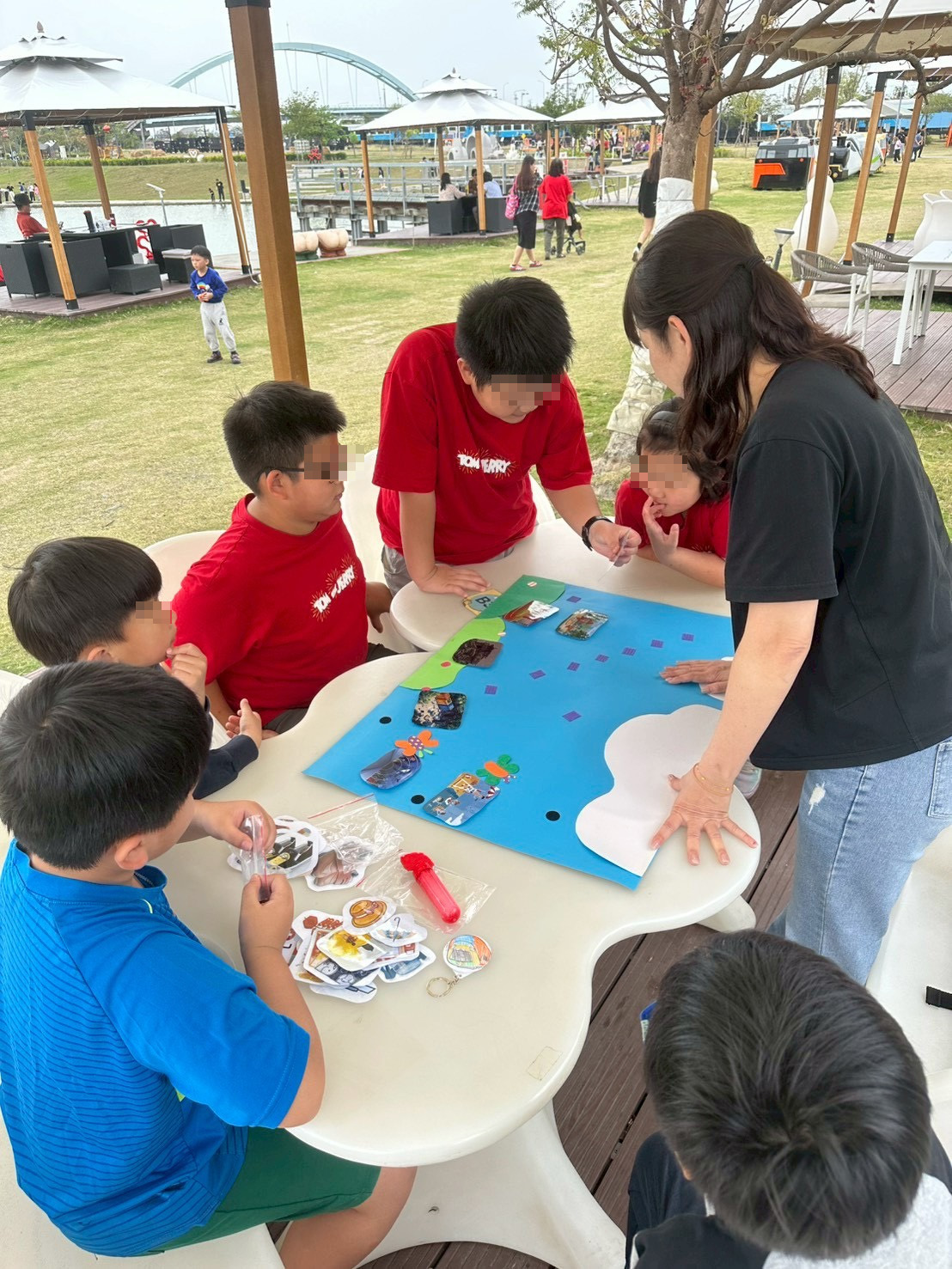 宥榛在兒少保護宣導活動中帶領孩子與家長進行互動遊戲,透過親子活動增進關係,也在過程中陪伴孩子學習如何規劃安全的出遊行程與準備所需物品,為家庭留下難得的正向回憶。(台灣世界展望會提供)