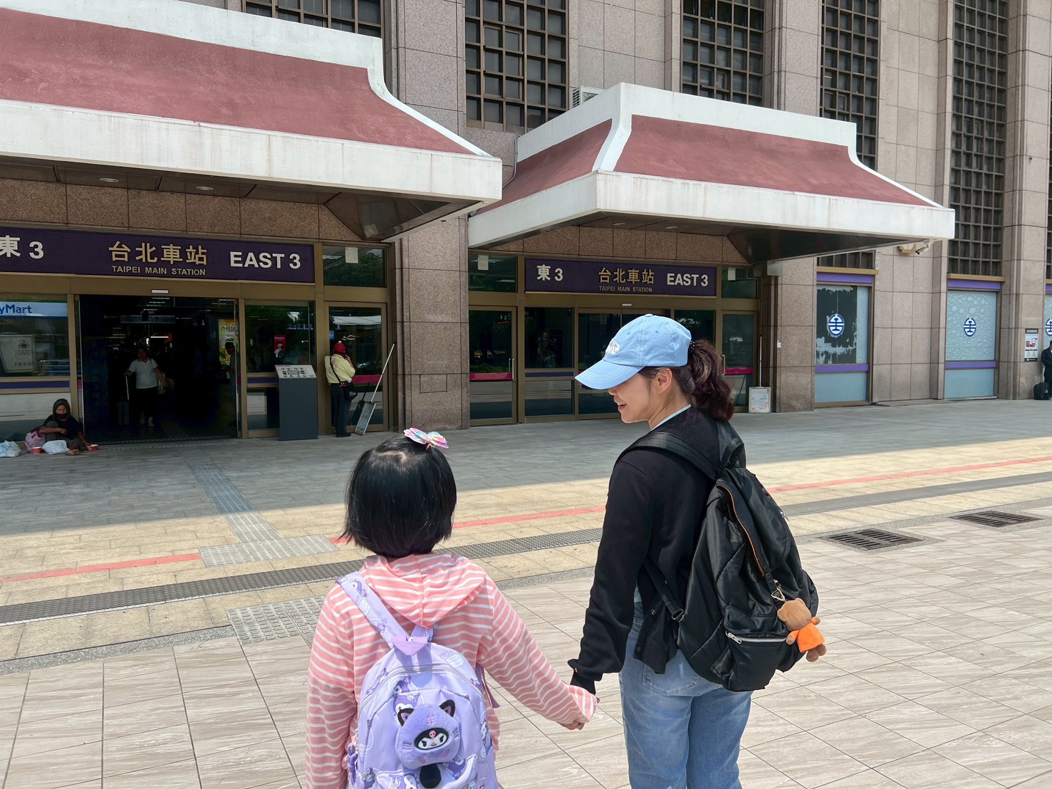 宥榛帶著即將出養的孩子前往台北進行健康檢查,在台北車站前牽著孩子小手的背影,記錄下陪伴孩子走向人生新階段的重要時刻。(台灣世界展望會提供)