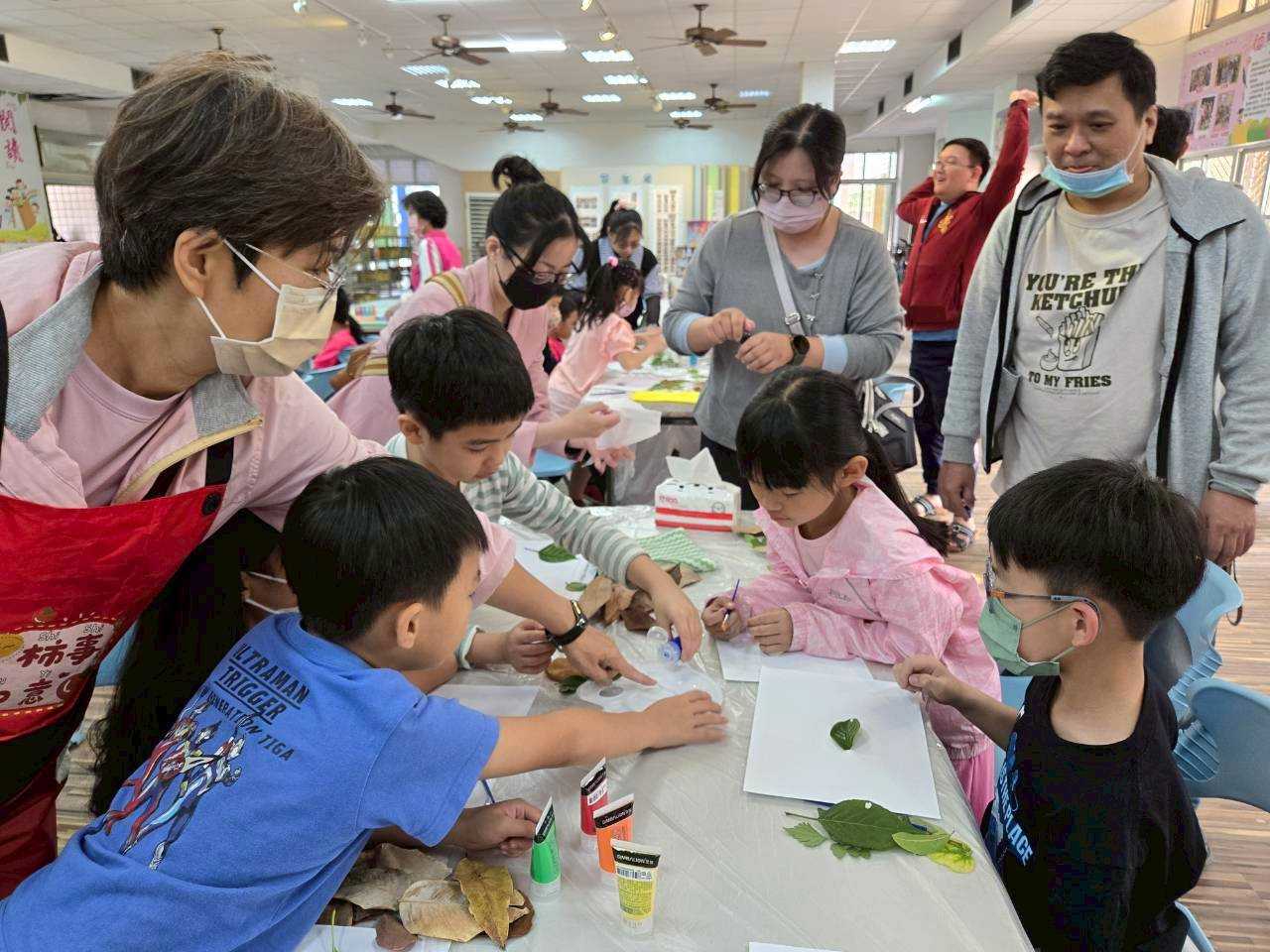 校園植感印記-植物拓印進行中。